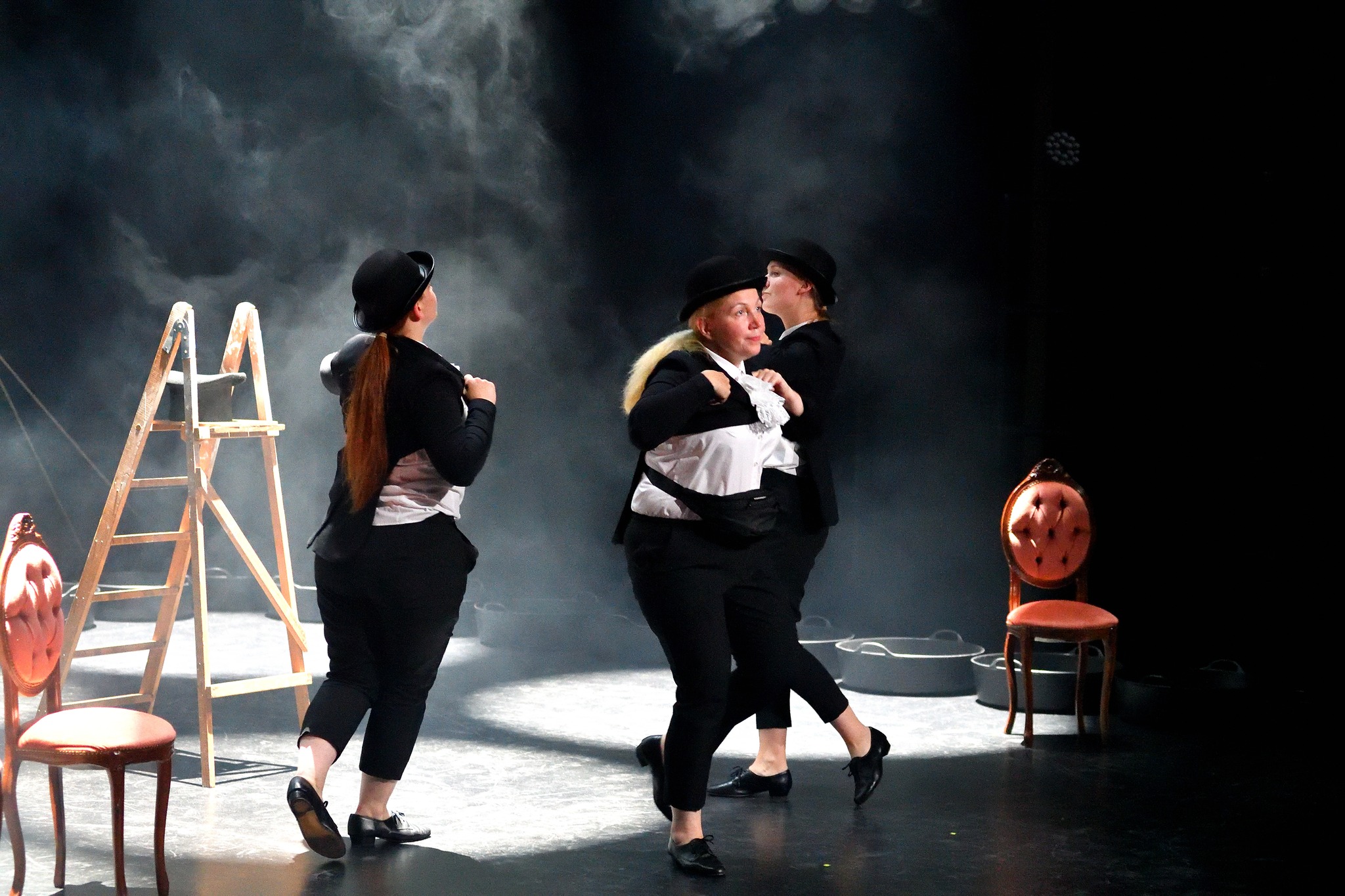 Skats no Birmingemas Mazā teātra izrādes “Atklātā jūra” (rež. Ingmārs Čaklais) // Publicitātes foto 