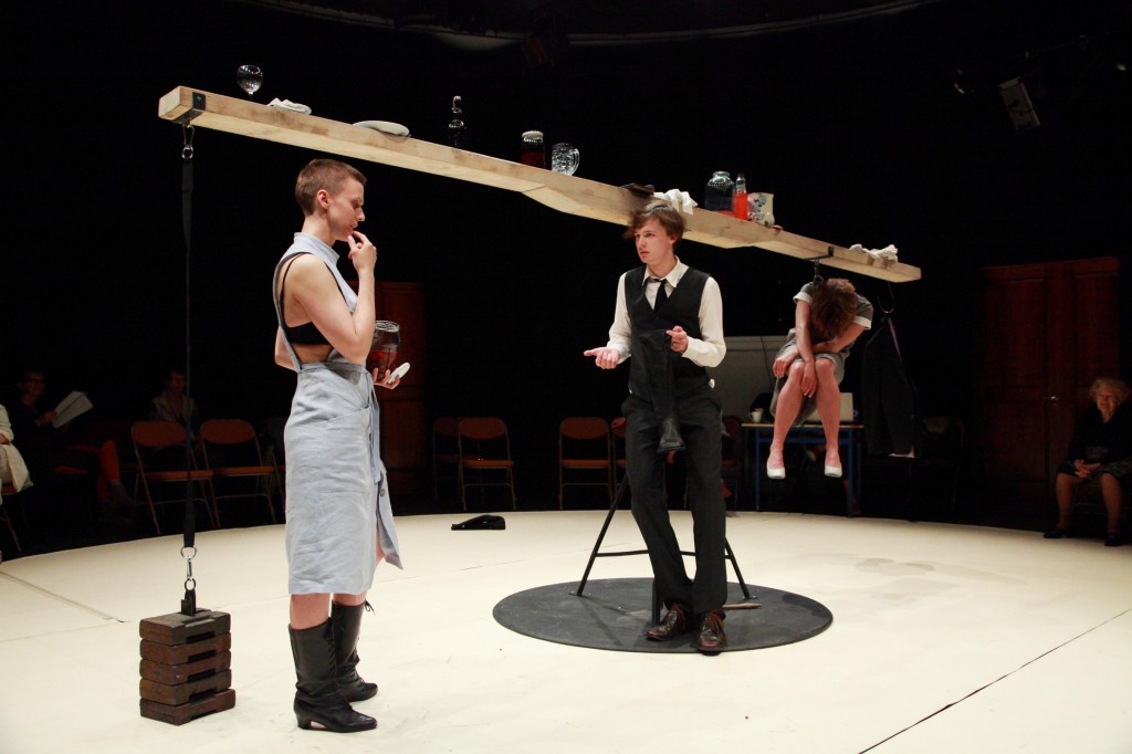 Skats no Vladislava Nastavševa izrādes "Jūlijas jaunkundze" (VDT, 2012) // Foto - Matīss Markovskis