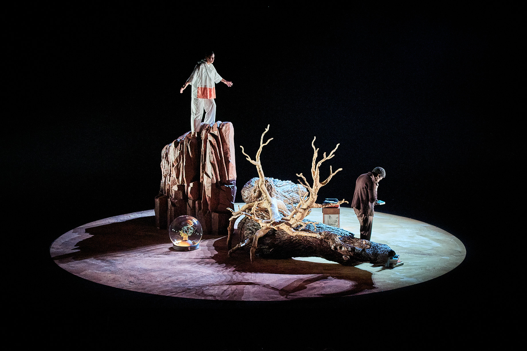 Skats no Aviņonas teātra festivāla izrādes “Attālums” ("La Distance") // Foto – Christophe Raynaud de Lage