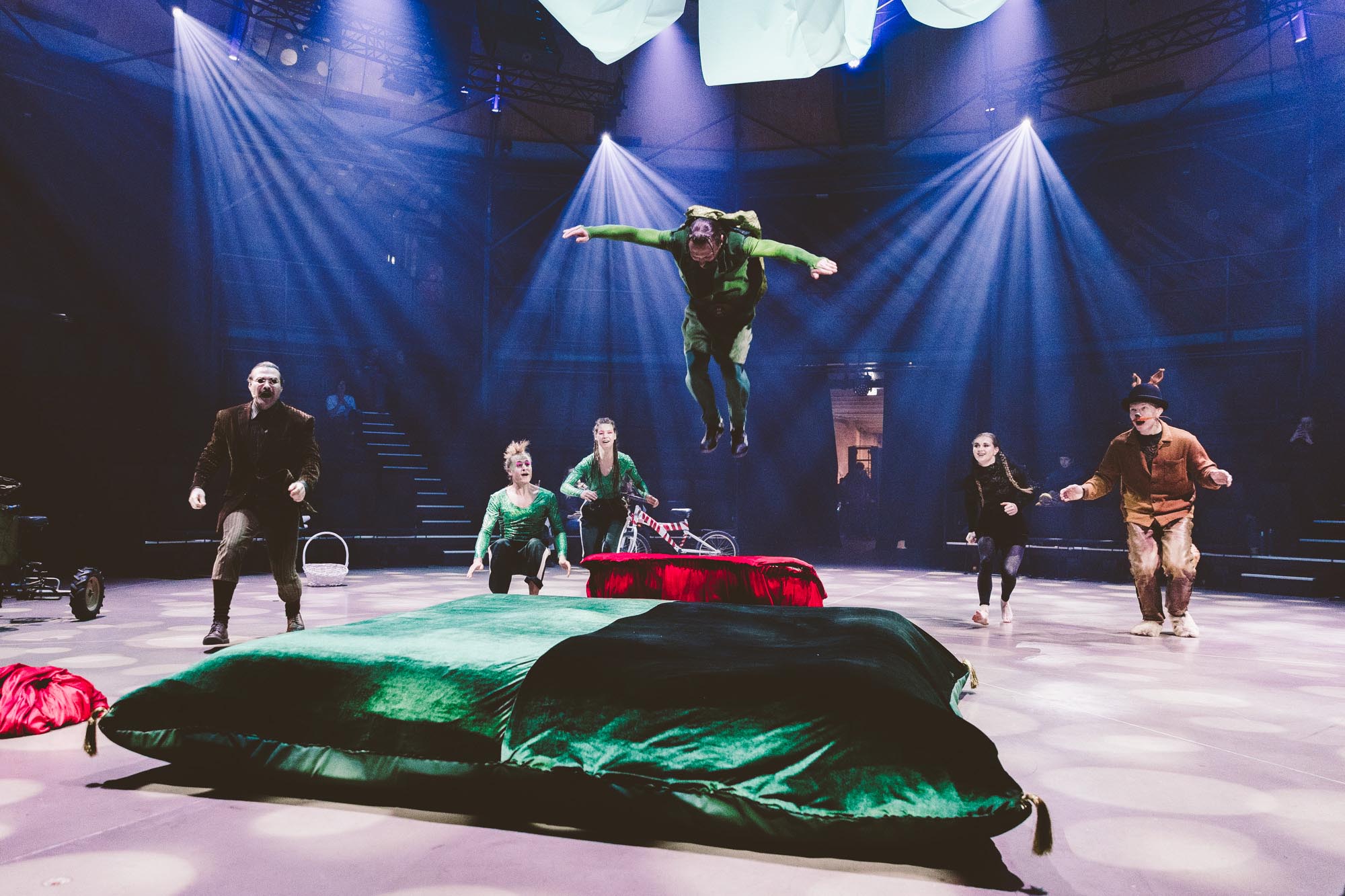 Skats no teātra trupas KVADRIFRONS izrādes "Aukstās ledenes" (rež. Ance Strazda, Rūdolfs Gediņš, Klāvs Mellis) // Publicitātes foto