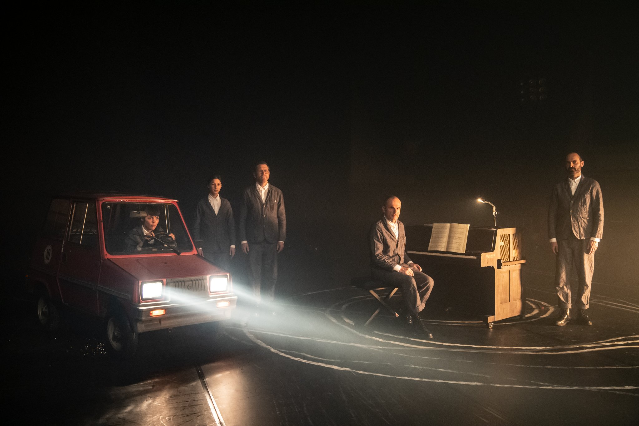 Skats no "Bernetta Theaterproduktionen" izrādes “Dziesma bez vārdiem” (rež. Toms Luzs) // Foto – Sandra Then