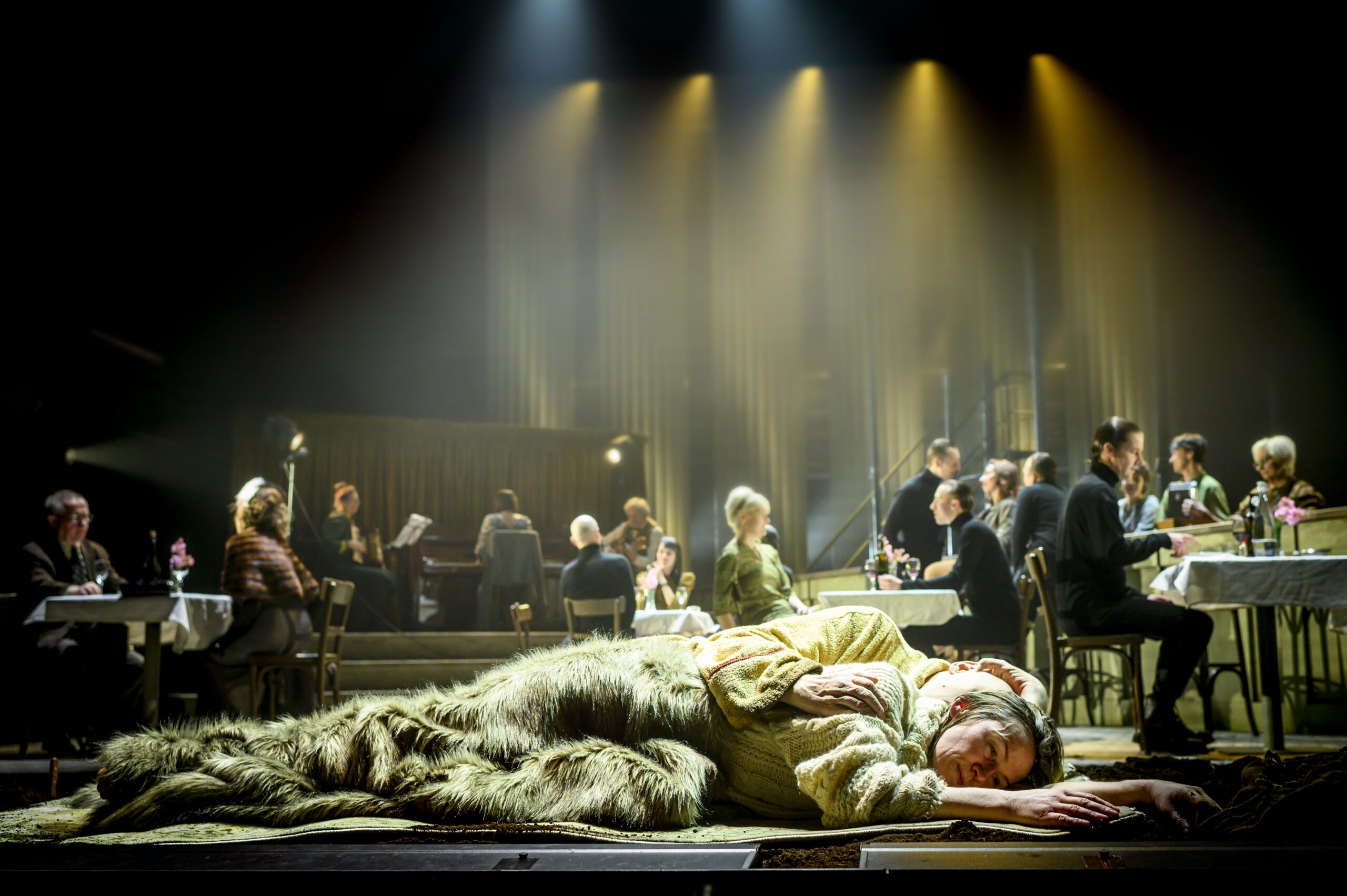 Skats no Valsts Jaunatnes teātra izrādes “Barbari” (rež. Arpads Šillings, 2023) // Foto – Dmitrijus Matvejevas