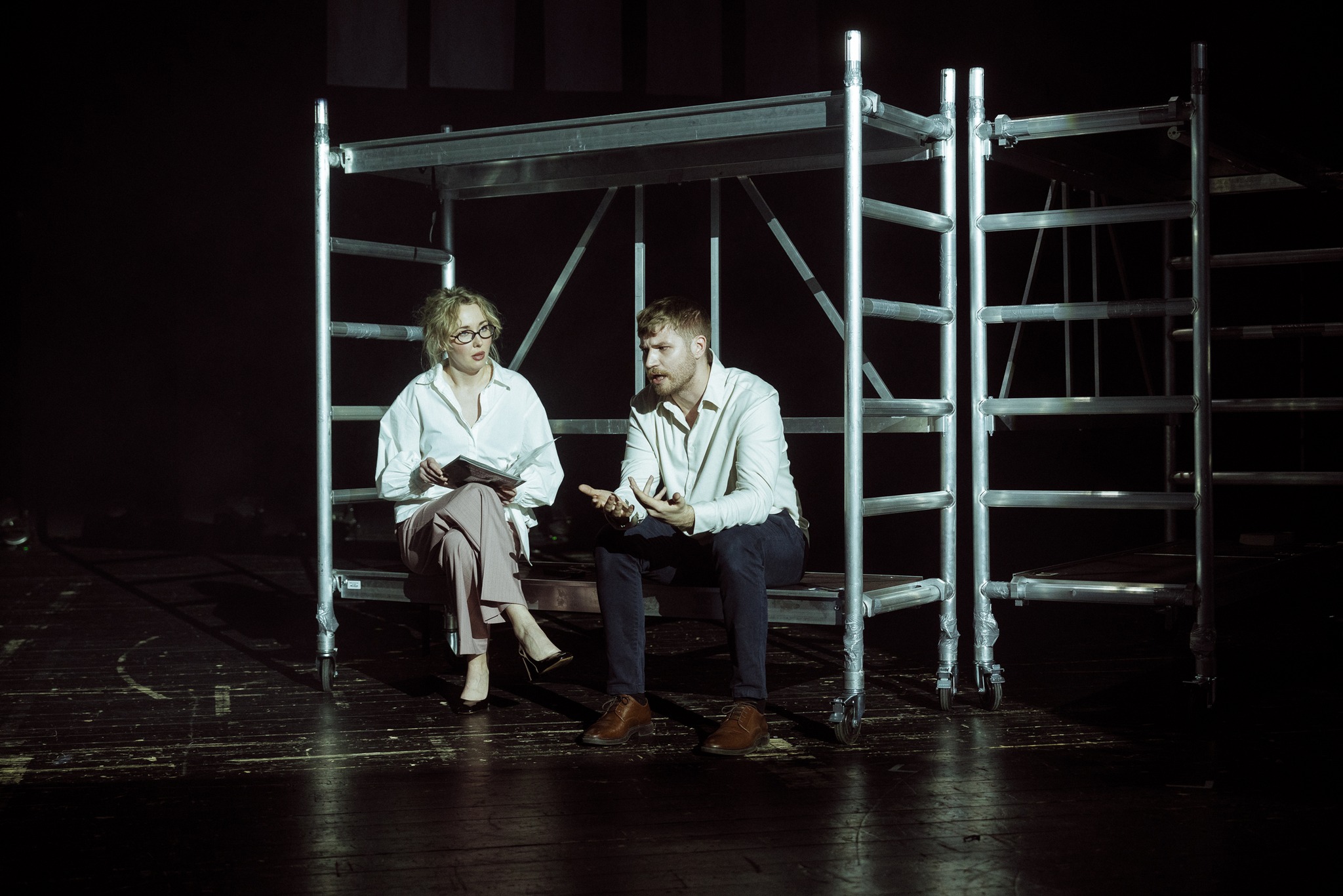 Skats no LKA Dramatiskā teātra aktiermākslas studentu diplomdarba izrādes "Degošie" (rež. Matīss Kaža). Elīna Bartkeviča – Kītinga kundze, Ričards Murāns – Pīters Kītings // Foto – Andrejs Strokins