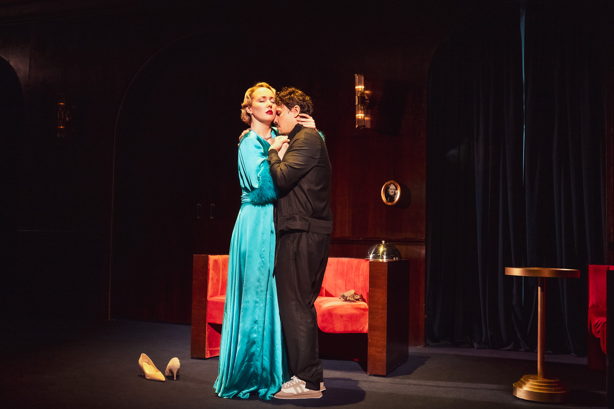 Skats no Mihaila Čehova Rīgas Krievu teātra izrādes "Slepkavība Austrumu ekspresī" (2025, rež. LAURA). Elīna Bartkeviča – Grāfiene Andreni, Erkils Puaro – Šamils Hamatovs // Foto – Kristaps Kalns