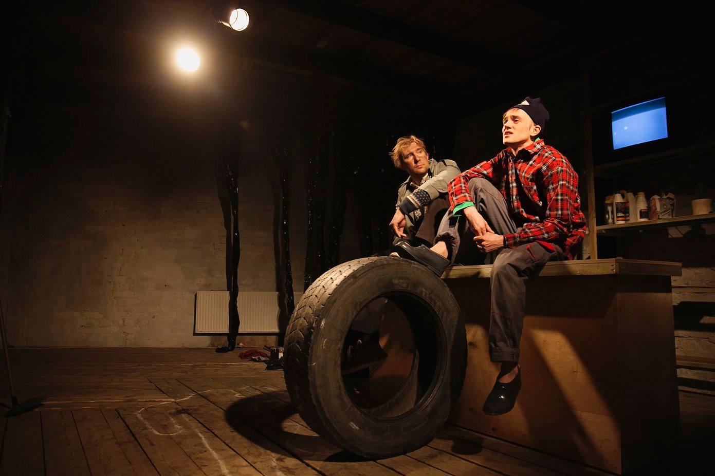 Andrejs Možeiko un Edgars Kaufelds izrādē "Benzīnvīrs" // Foto – Inga Plūme