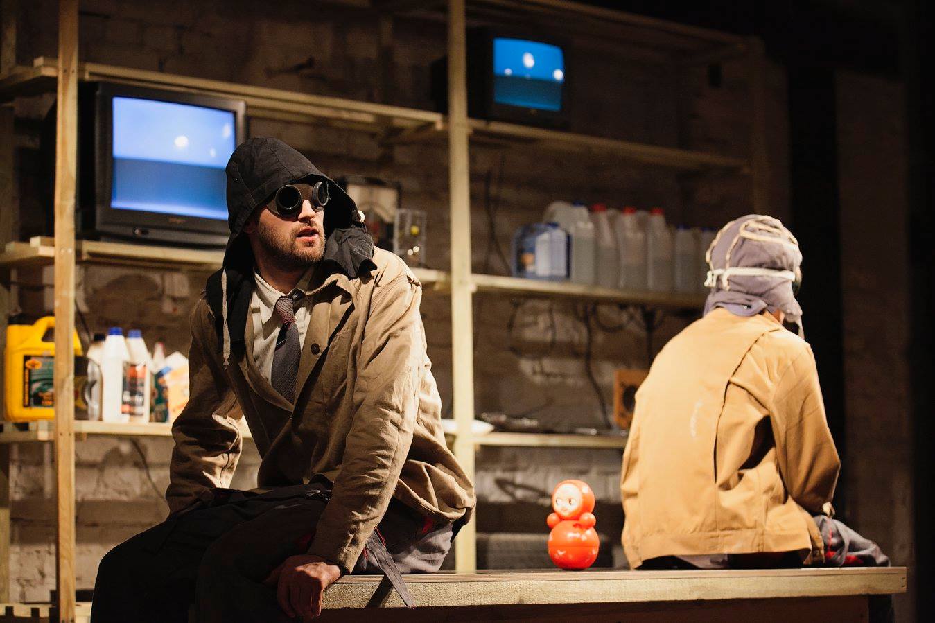 Ivars Krasts un Edgars Kaufelds izrādē "Benzīnvīrs" // Foto – Inga Plūme