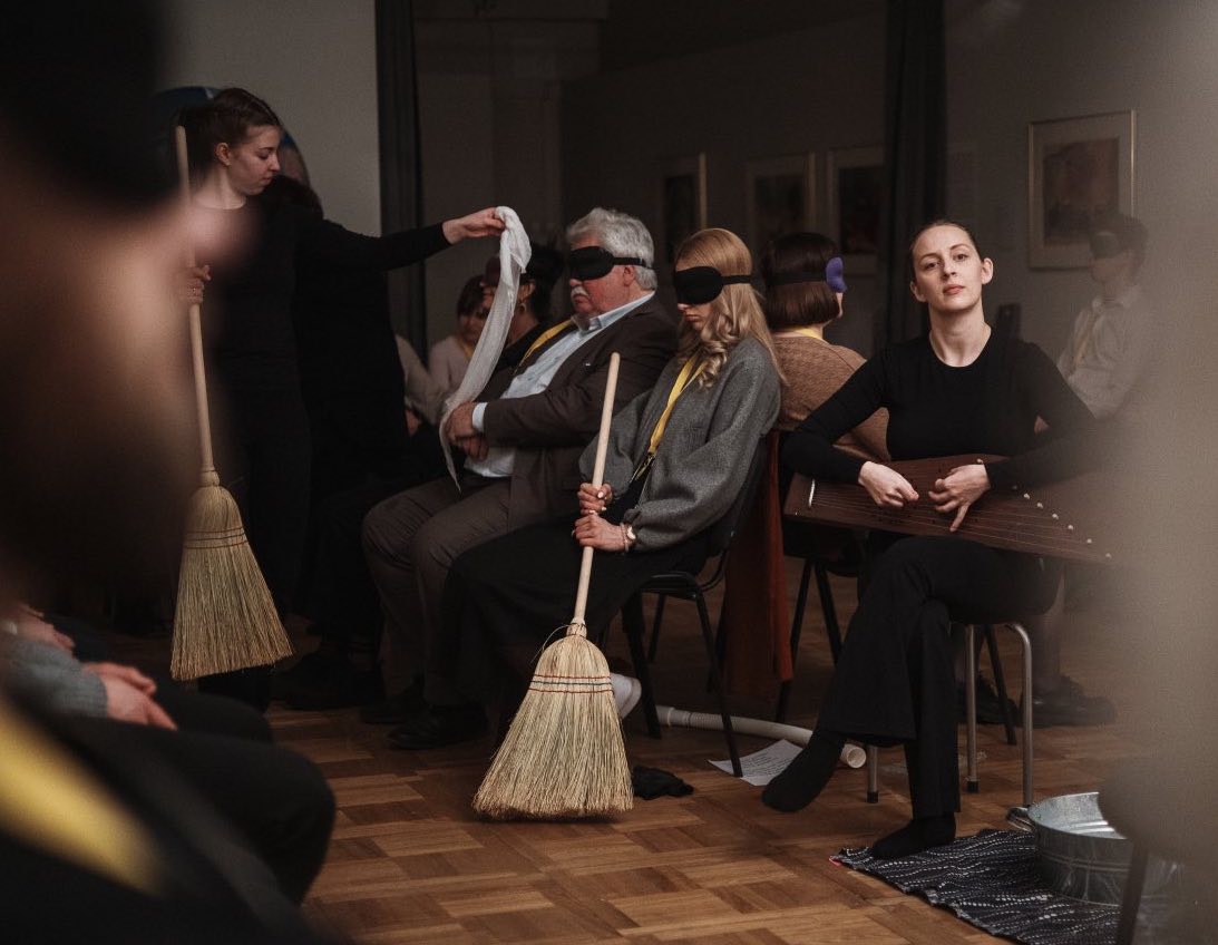 Skats no Cēsu Mazā teātra izrādes "Bezgalīgais ritums" // Foto – Matīss Markovskis