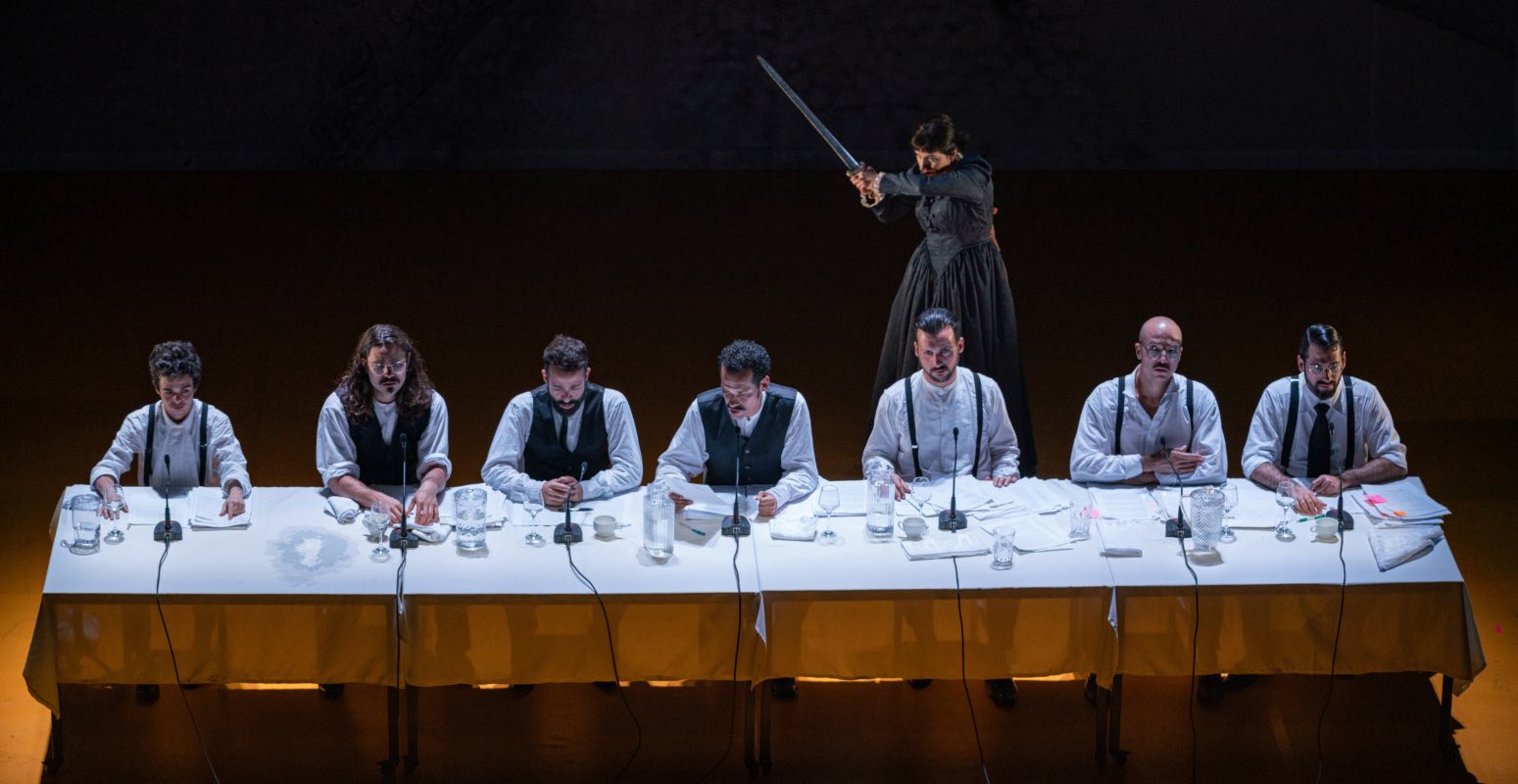 Skats no teātra kompānijas "Cara de Cavalo" iestudējuma ""Cadela Força" triloģija – nodaļa II: Brālība" (rež. Karolīna Bianki) // Foto – Mayra Azzi