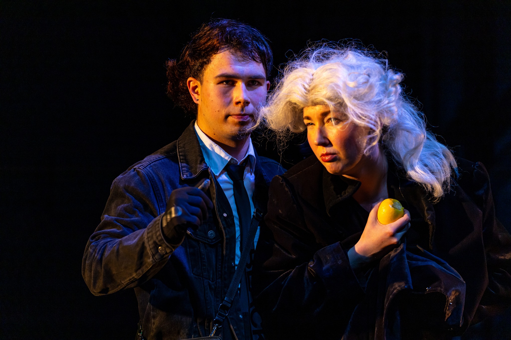 Skats no LKA režijas diplomdarba izrādes "Kā jums tīk" (rež. Ralfs Liepa, 2024). Aleksandrs Bricis – Žaks, Elīna Bartkeviča – Hercogs seniors // Foto – Aija Melbārde