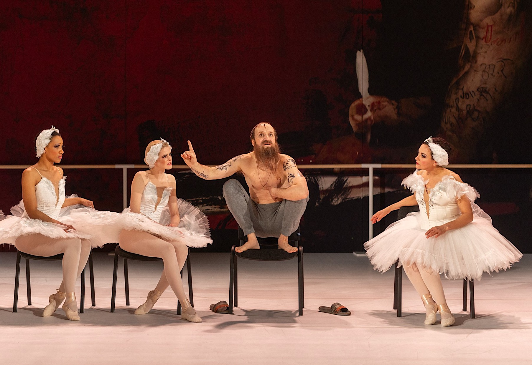 Skats no JRT izrādes “Melnais gulbis” (2024, rež. Alvis Hermanis). Aleksandra – Aminata Grieta Diarra, Adelaida – Agate Krista, Lizaveta Jepančina – Baiba Broka // Foto – Jānis Deinats