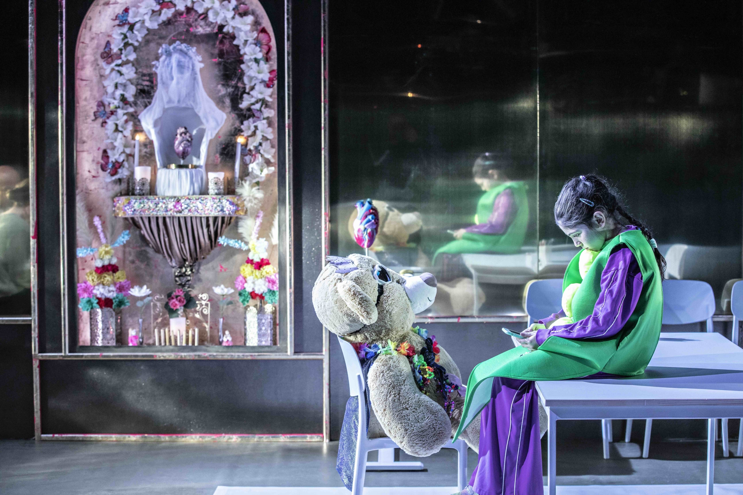 Skats no Strasbūras Nacionālā teātra izrādes "Valentīna" (rež. Karolīne Gijēla Ngujena) // Foto – Jean-Louis Fernandez