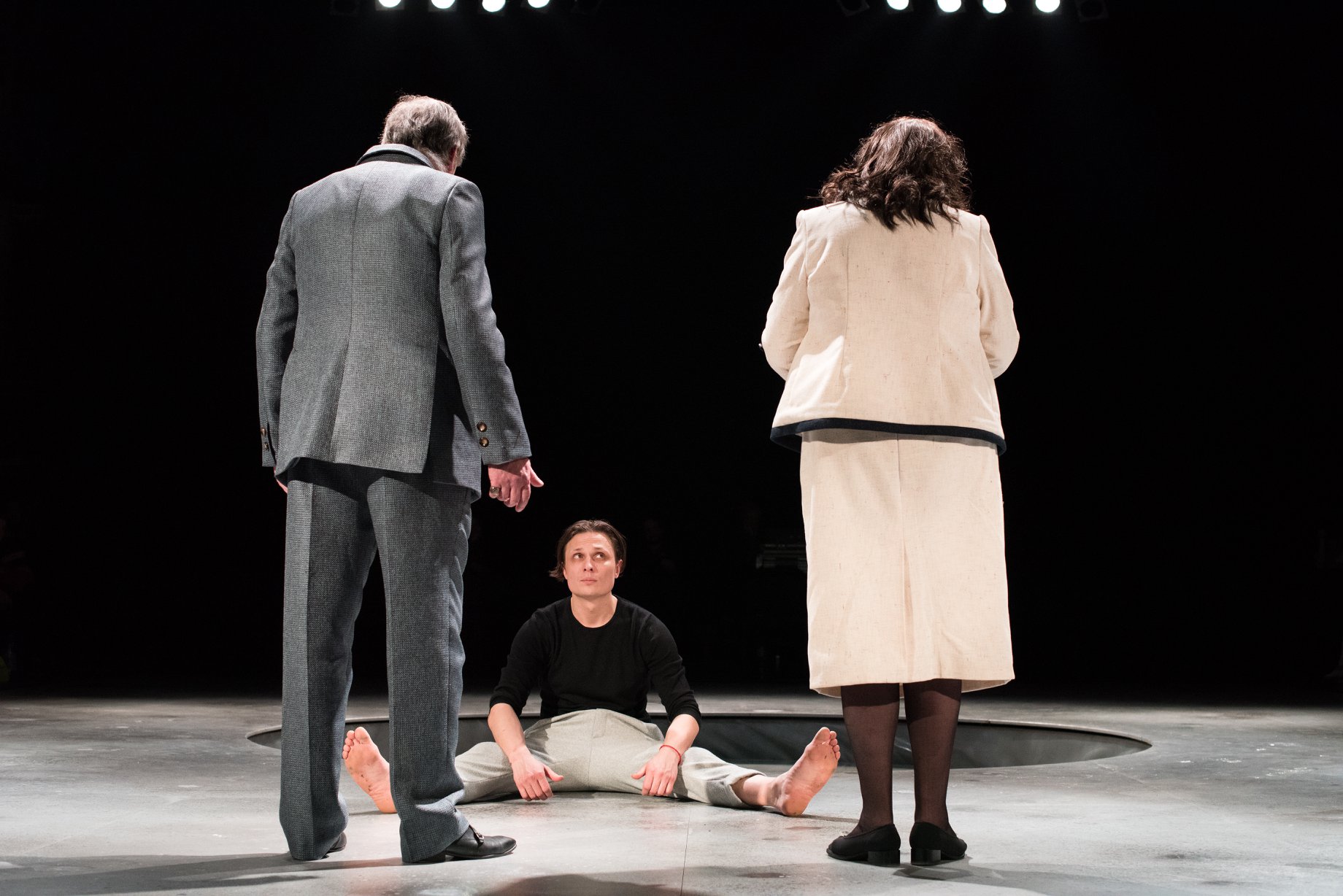 Skats no izrādes "Cilvēks parastais". Centrā: Vadims Bogdanovs // Foto – Agnieszka Michalak