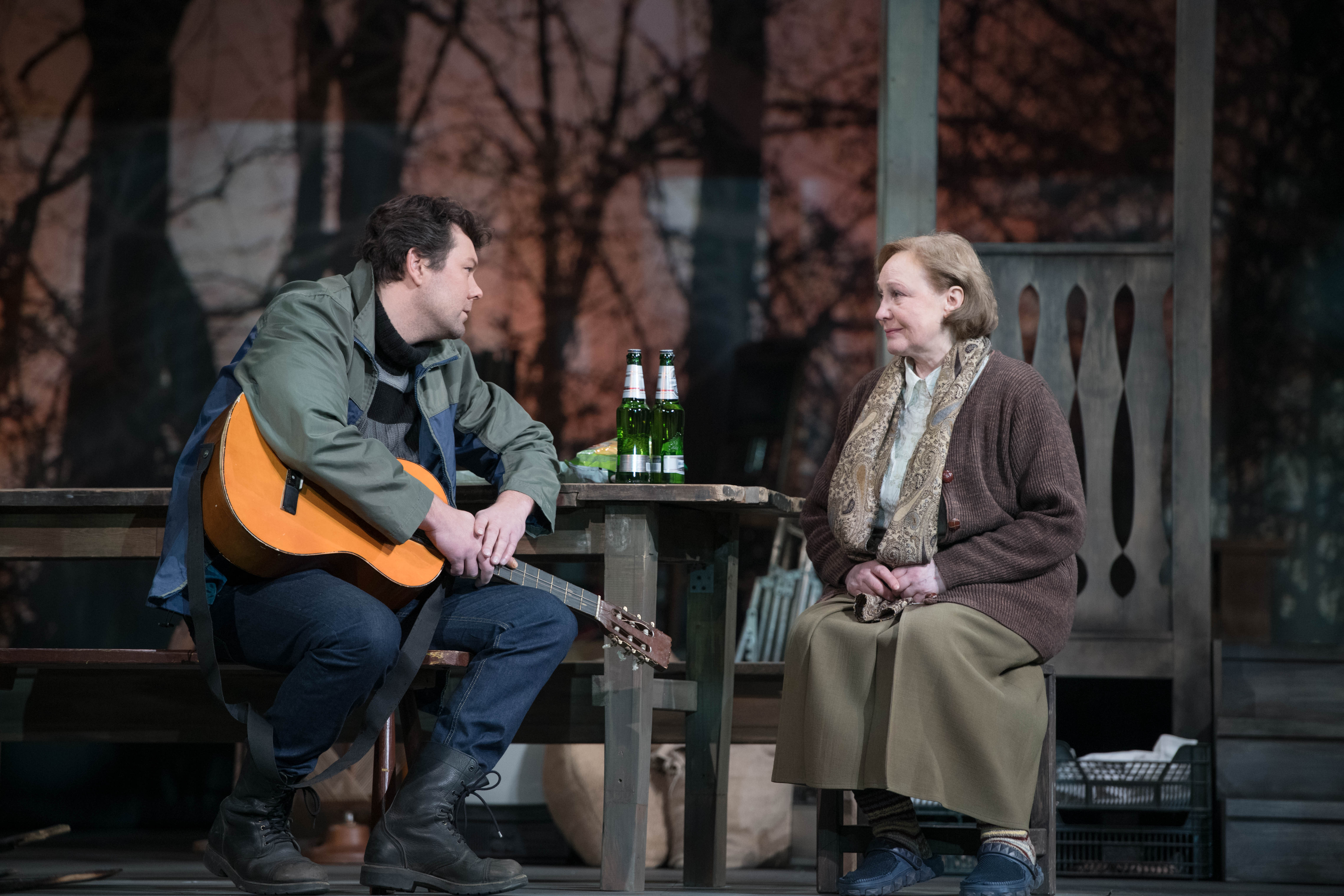 Mārcis Maņjakovs – Elmārs, Lāsma Kugrēna – Zelma LNT izrādē "Cīrulīši" (rež. E. Freibergs) // Foto – Kristaps Kalns