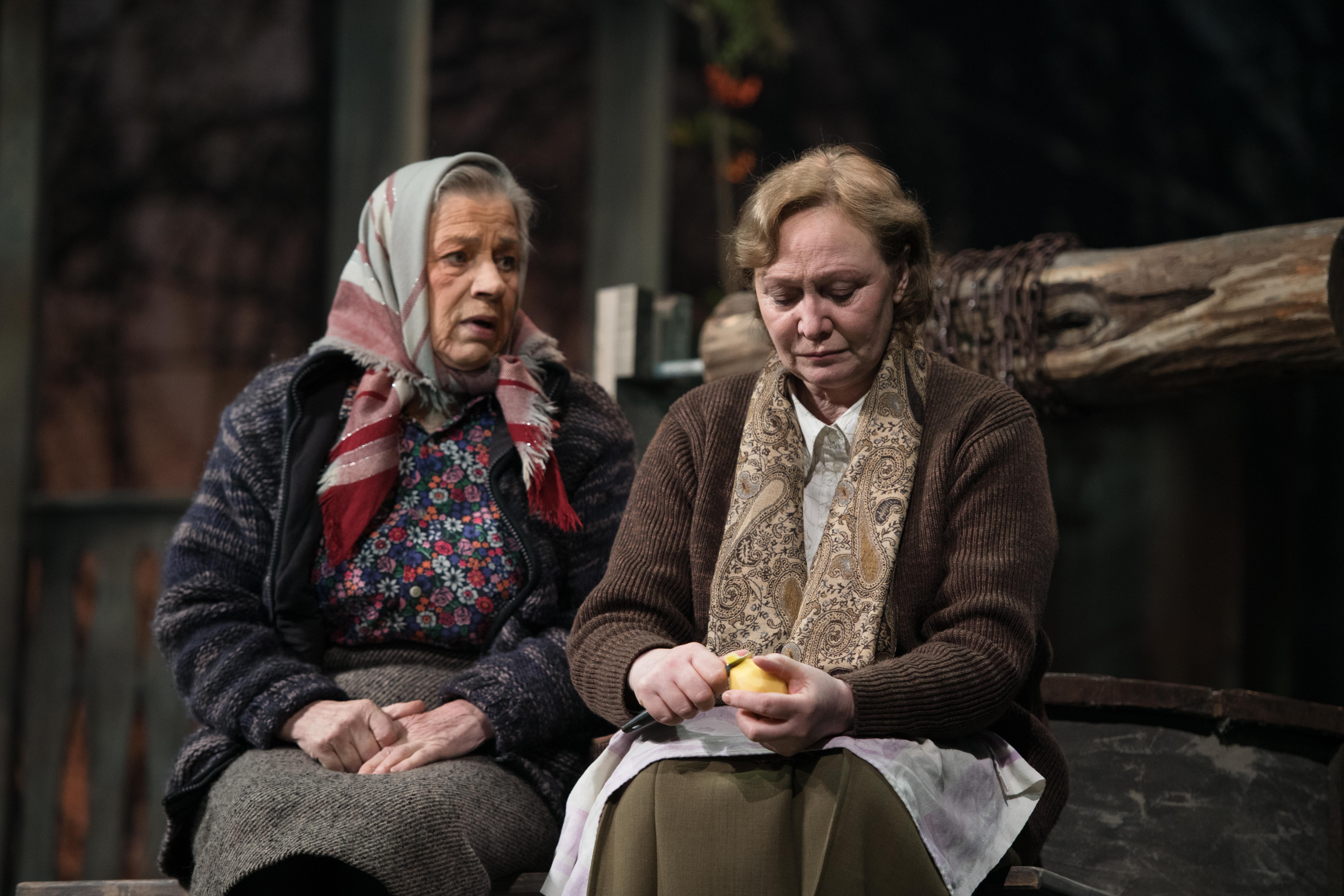 Olga – Rasma Garne, Zelma – Lāsma Kugrēna // Foto – Kristaps Kalns