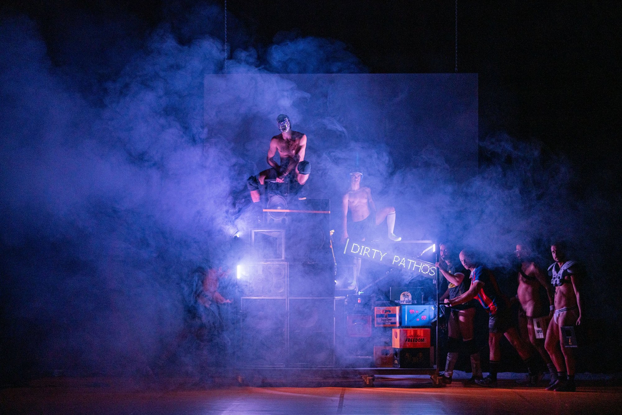 Skats no teātra kompānijas "Cara de Cavalo" iestudējuma ""Cadela Força" triloģija – nodaļa II: Brālība" (rež. Karolīna Bianki) // Foto – Mayra Azzi