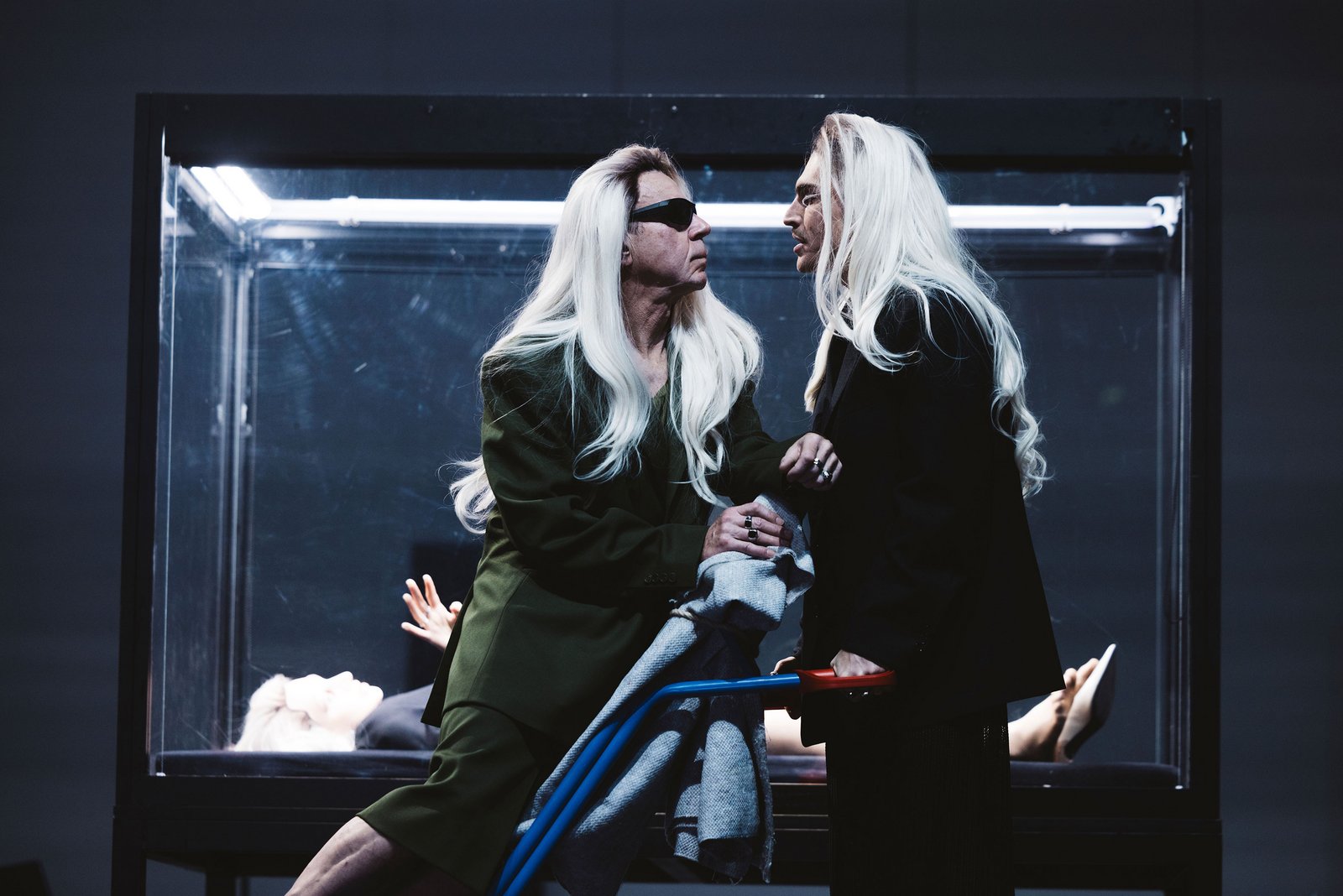 Skats no Berlīnes Deutsches Theater izrādes “Marķīze fon O. un –” (rež. Ildiko Gašpāra) // Foto – Eike Walkenhorst