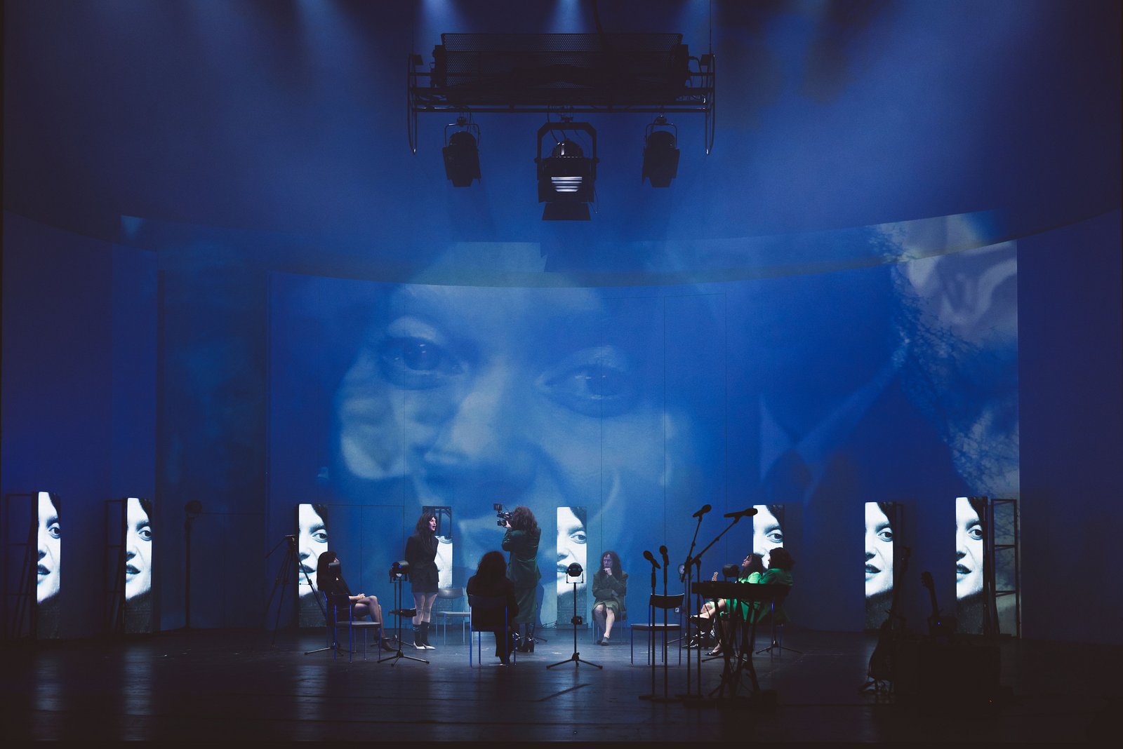 Skats no Berlīnes Deutsches Theater izrādes “Marķīze fon O. un –” (rež. Ildiko Gašpāra) // Foto – Eike Walkenhorst