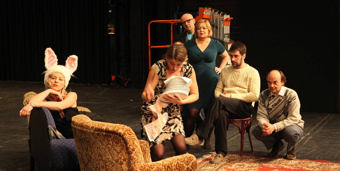 Skats no Zagrebas teātra ZKM izrādes "Kaija" (rež. Bobo Jelčičs) // Publicitātes foto