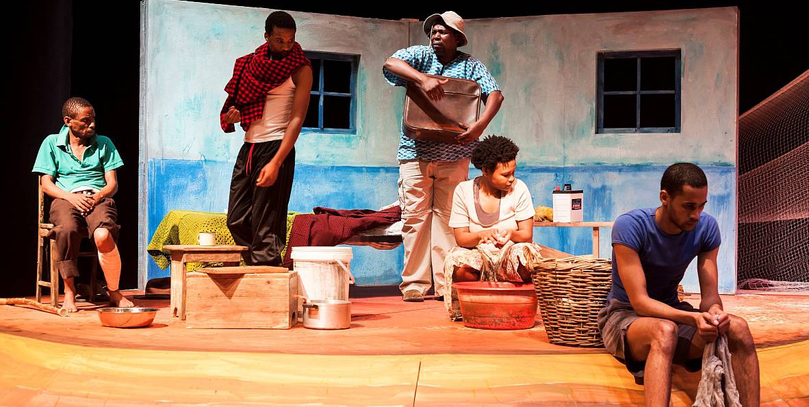 Skats no Baxter Theatre Centre izrādes "Cerību zvejnieki. Tavereta" (rež. Lara Fūta) // Publicitātes foto