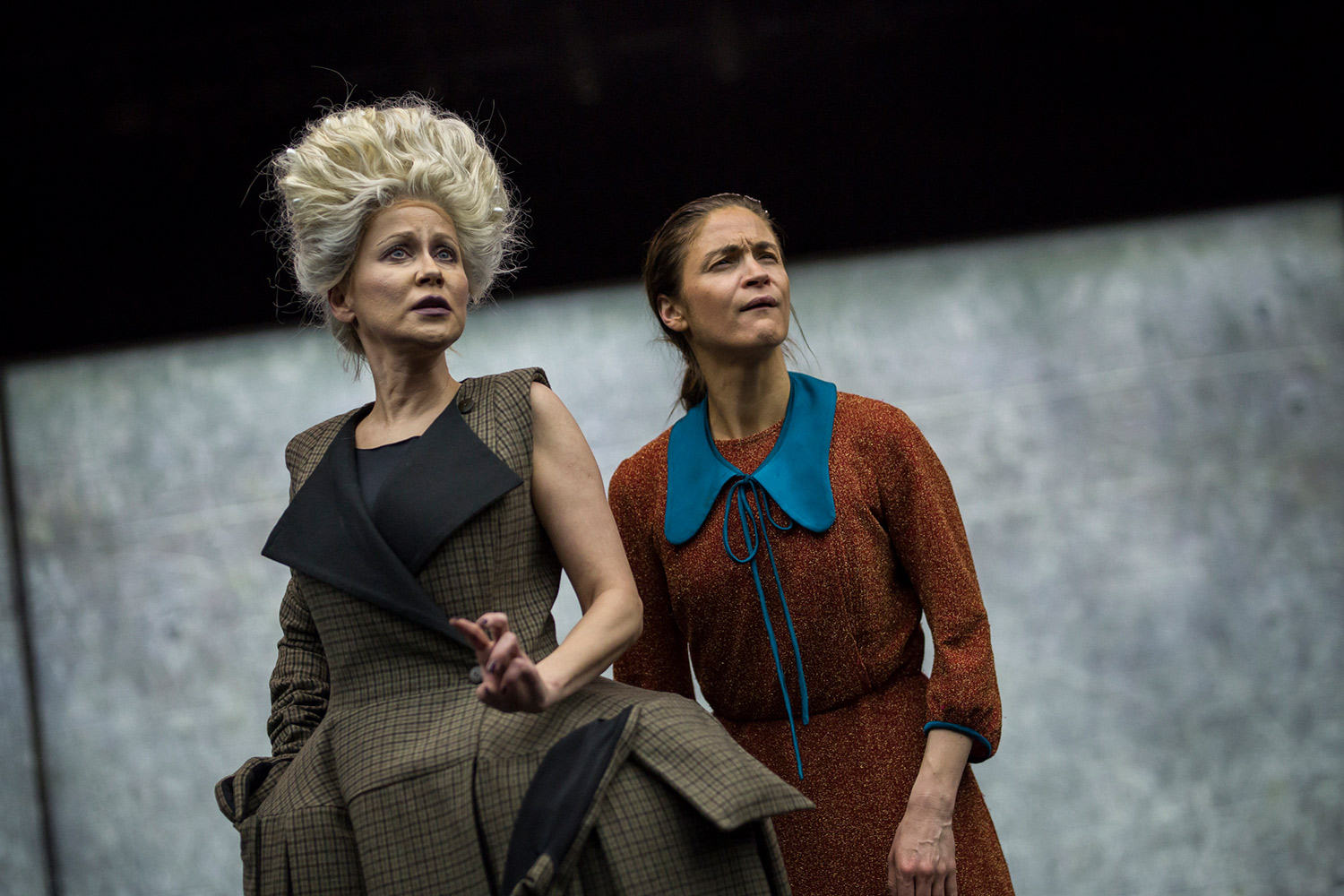 Rēzija Kalniņa – Kundze, Ilze Ķuzule-Skrastiņa – Solanža DT izrādē "Kalpones" (rež. V. Meikšāns) // Foto – Artūrs Pavlovs