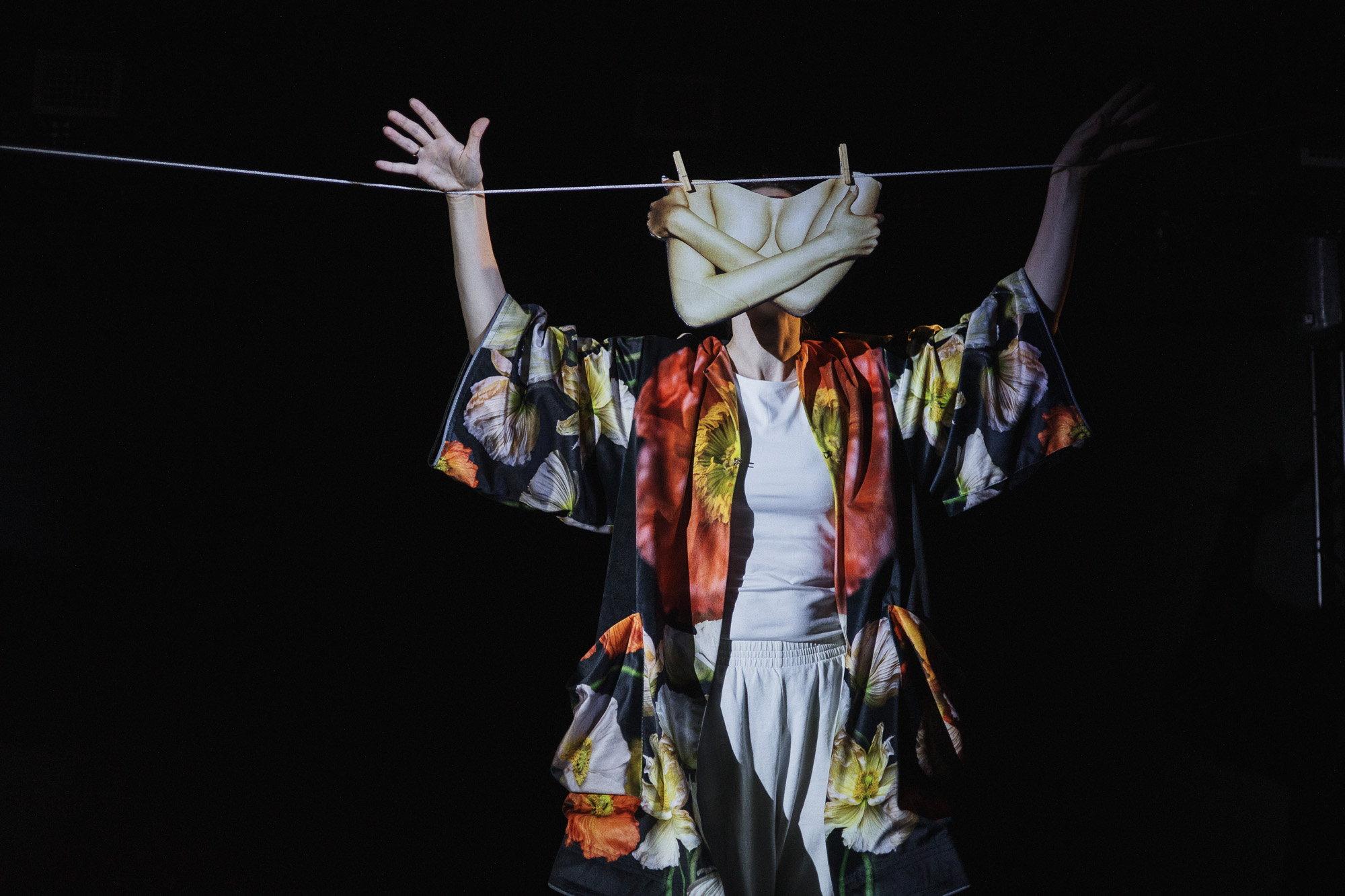 Skats no LLT izrādes "Elpojot smaidus" // Foto – Matīss Markovskis