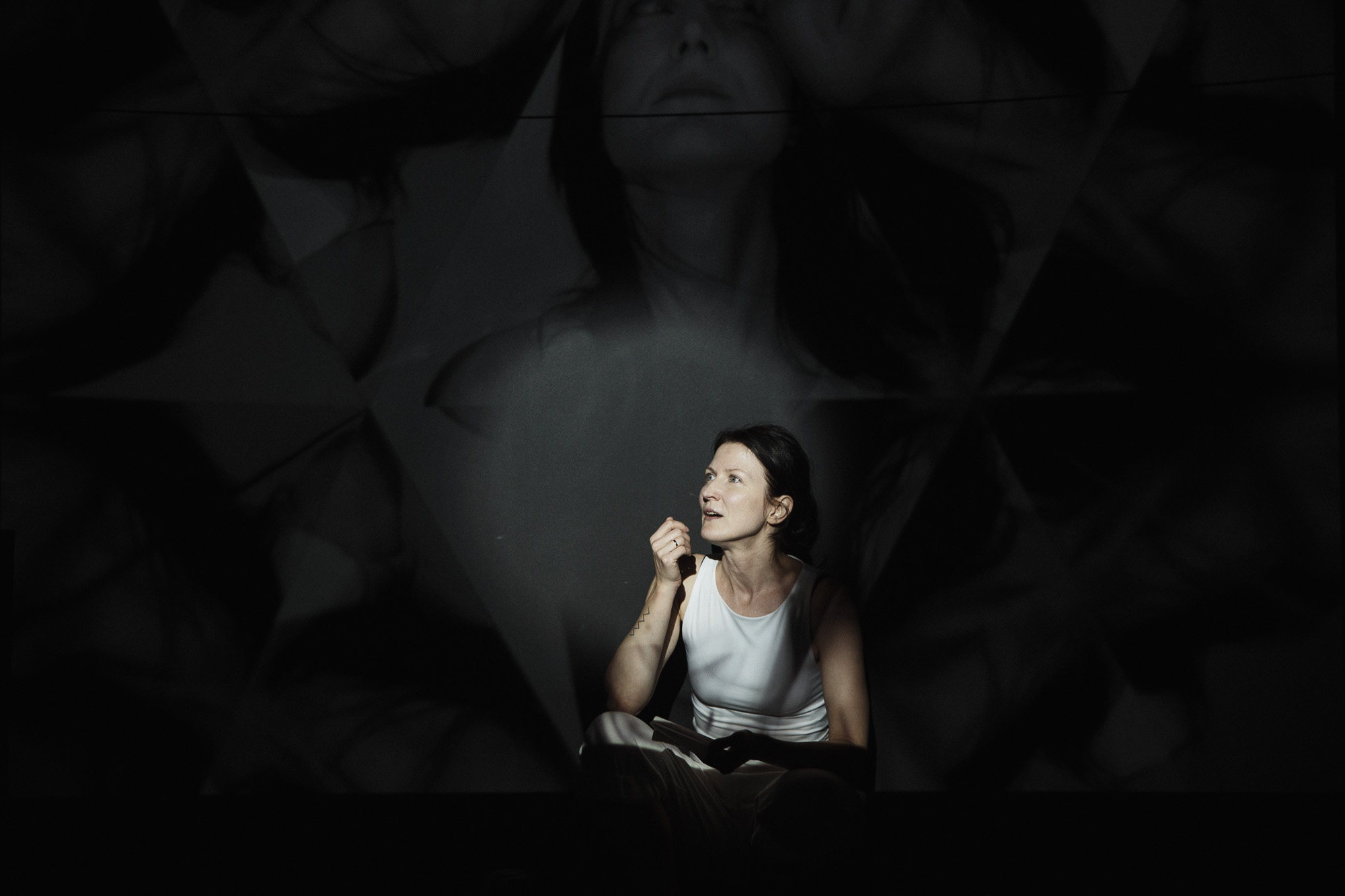 Skats no LLT izrādes "Elpojot smaidus" // Foto – Matīss Markovskis