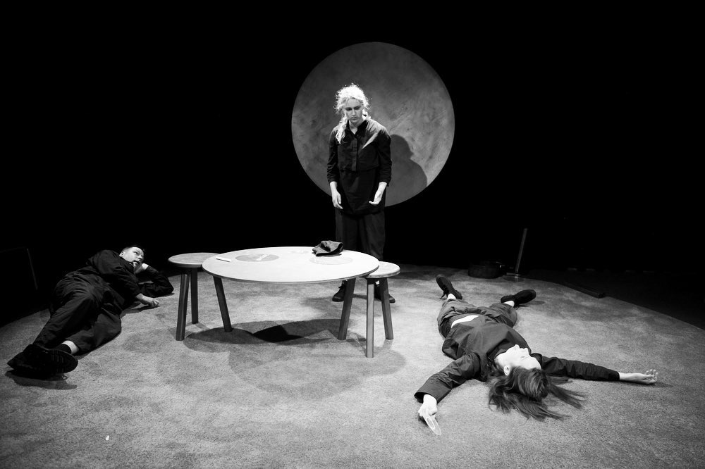 Skats no LLT izrādes "Dauka. Labie jautājumi" // Foto – Laura Rožkalne-Ozola