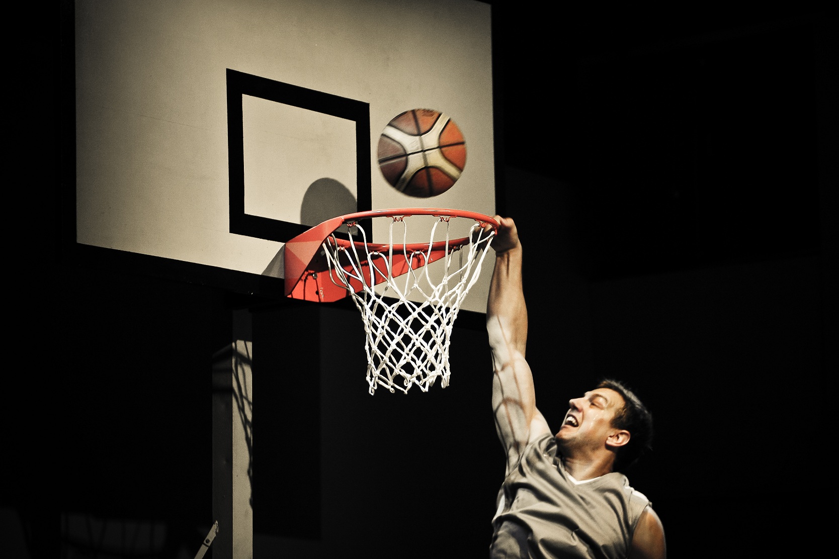 Skats no izrādes "Bask@bols" (VDT, rež. R. Vaivars, 2013) // Foto – Matīss Markovskis