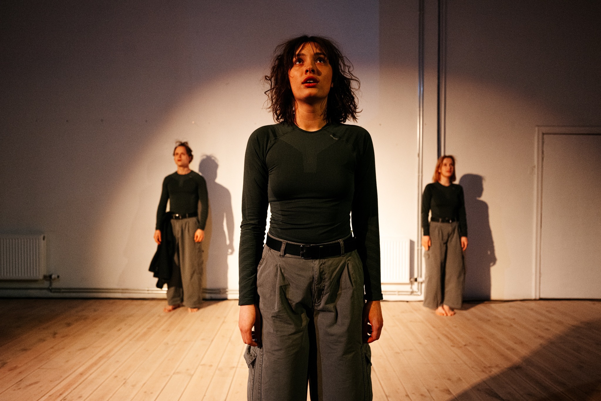 Skats no izrādes "Svētvieta". Centrā: Emma – Agate Marija Bukša // Foto – Aivars Ivbulis