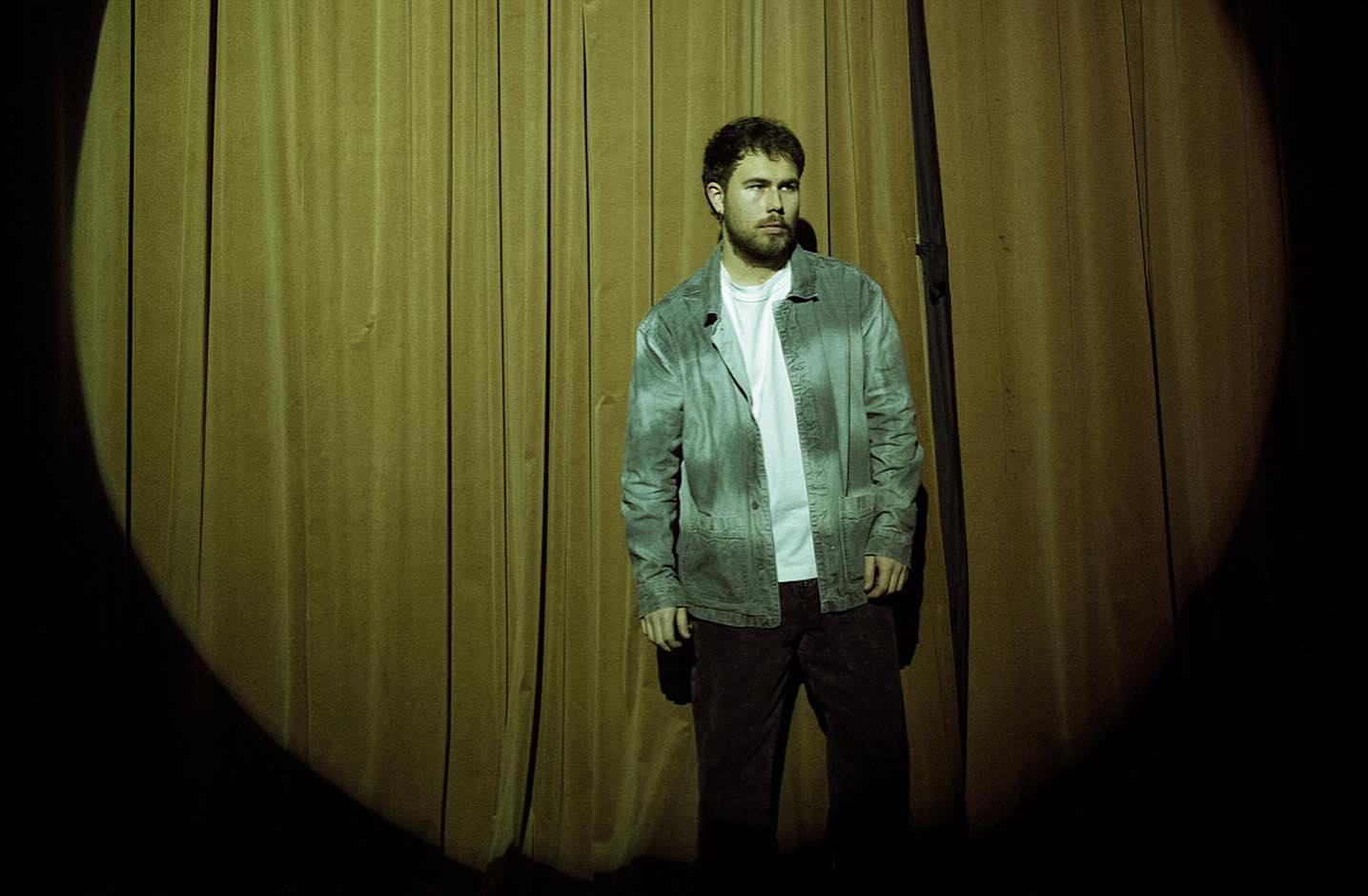 Skats no LKA Dramatiskā teātra aktiermākslas studentu diplomdarba izrādes "Degošie" (rež. Matīss Kaža). Aleksandrs Bricis – Hovards Rorks // Foto – Andrejs Strokins