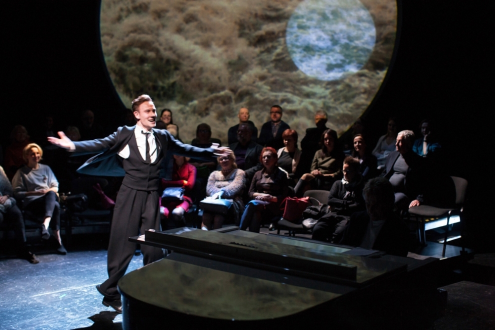 Skats no izrādes "1900. Leģenda par pianistu" (RKT, rež. Sergejs Golomazovs) // Foto – Didzis Grozs