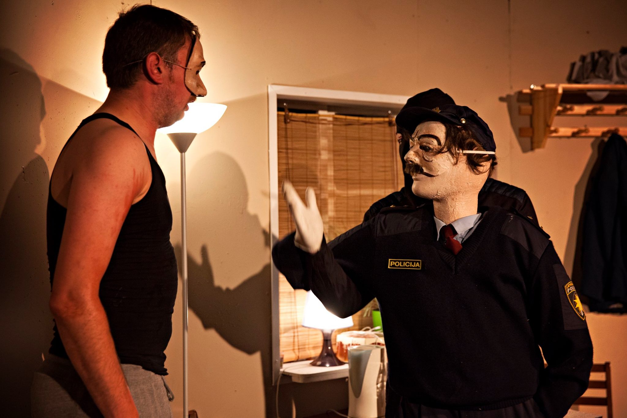Skats no izrādes "Dienas varonis" (Dirty Deal Teatro, 2014) // Foto – Inga Plūme
