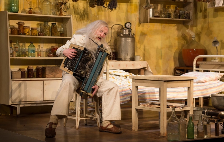 Guna Zariņa – Ņurbulis izrādē "Dieviņš pillā" (JRT, rež. Alvis Hermanis) // Foto – Jānis Deinats