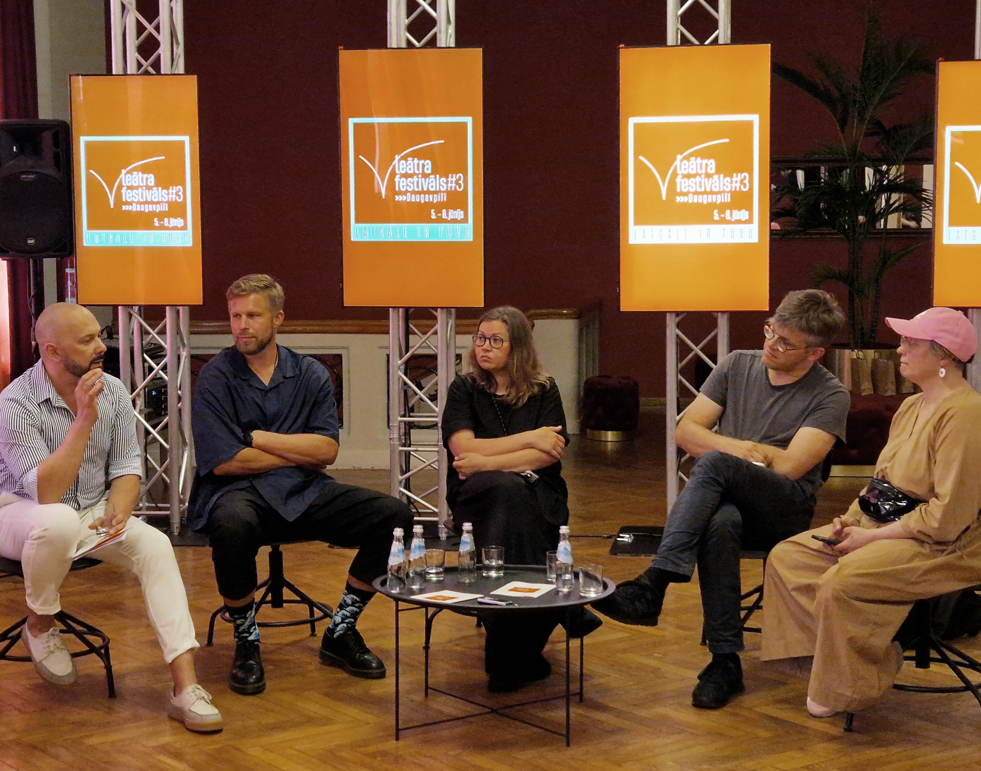 Skats no diskusijas "Teātra loma vienotas valodas un kultūras telpas stiprināšanā un veidošanā". No kreisās: Oļegs Šapošņikovs, Artūrs Dīcis, Liena Šmukste, Valters Sīlis, Maija Pavlova // Publicitātes foto
