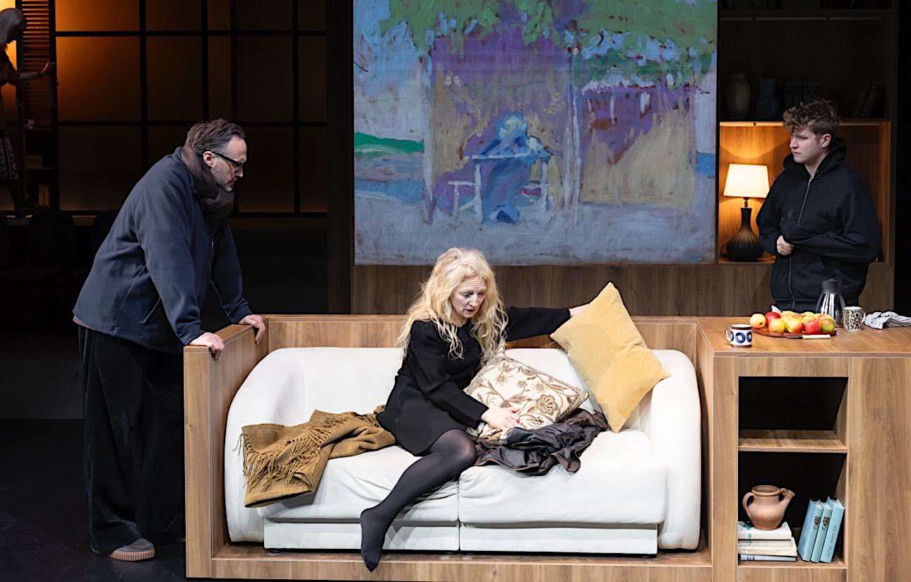 Johannas bijušais vīrs – Ivars Krasts, Johanna Virtanena – Guna Zariņa, Johannas dēls – Ričards Murāns // Foto – Jānis Deinats