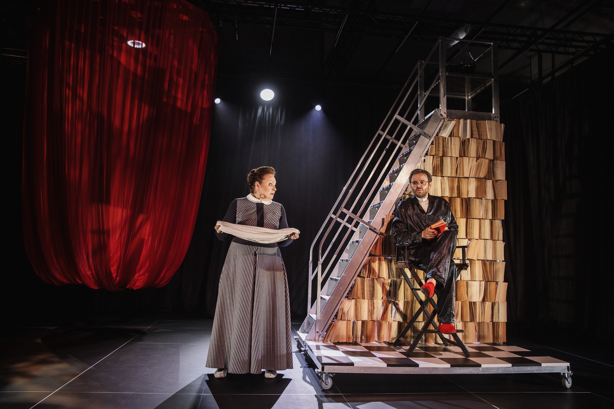 Skats no Valmieras teātra izrādes "Dona Perlimplina mīlestība". Markolfa – Ilze Pukinska, Perlimplins – Ingus Kniploks // Foto – Matīss Markovskis