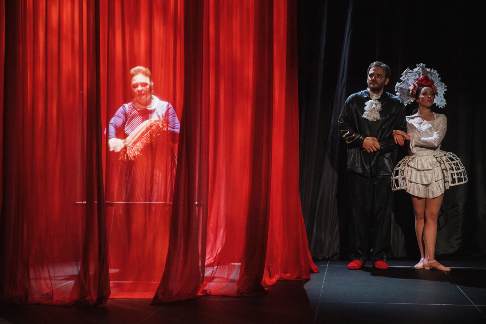 Skats no Valmieras teātra izrādes "Dona Perlimplina mīlestība". Markolfa – Ilze Pukinska, Perlimplins – Ingus Kniploks, Belisa – Anna Nele Āboliņa // Foto – Matīss Markovskis