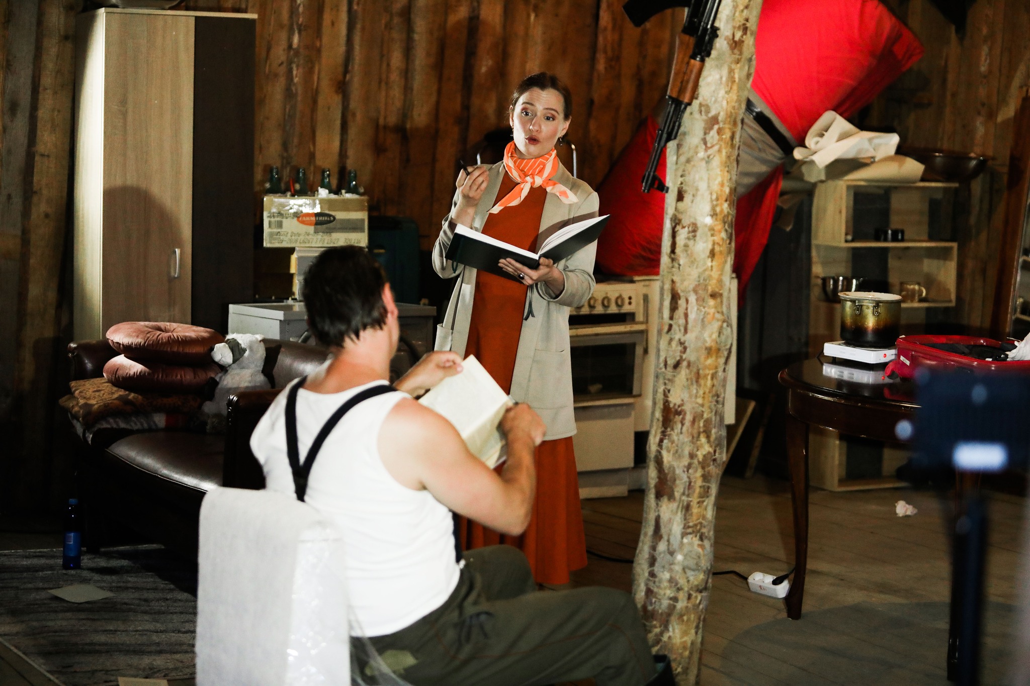 Skats no izrādes "Izdzīvošanas piezīmes" Valmieras Vasaras teātra festivālā 2024 // Foto – Lita Millere