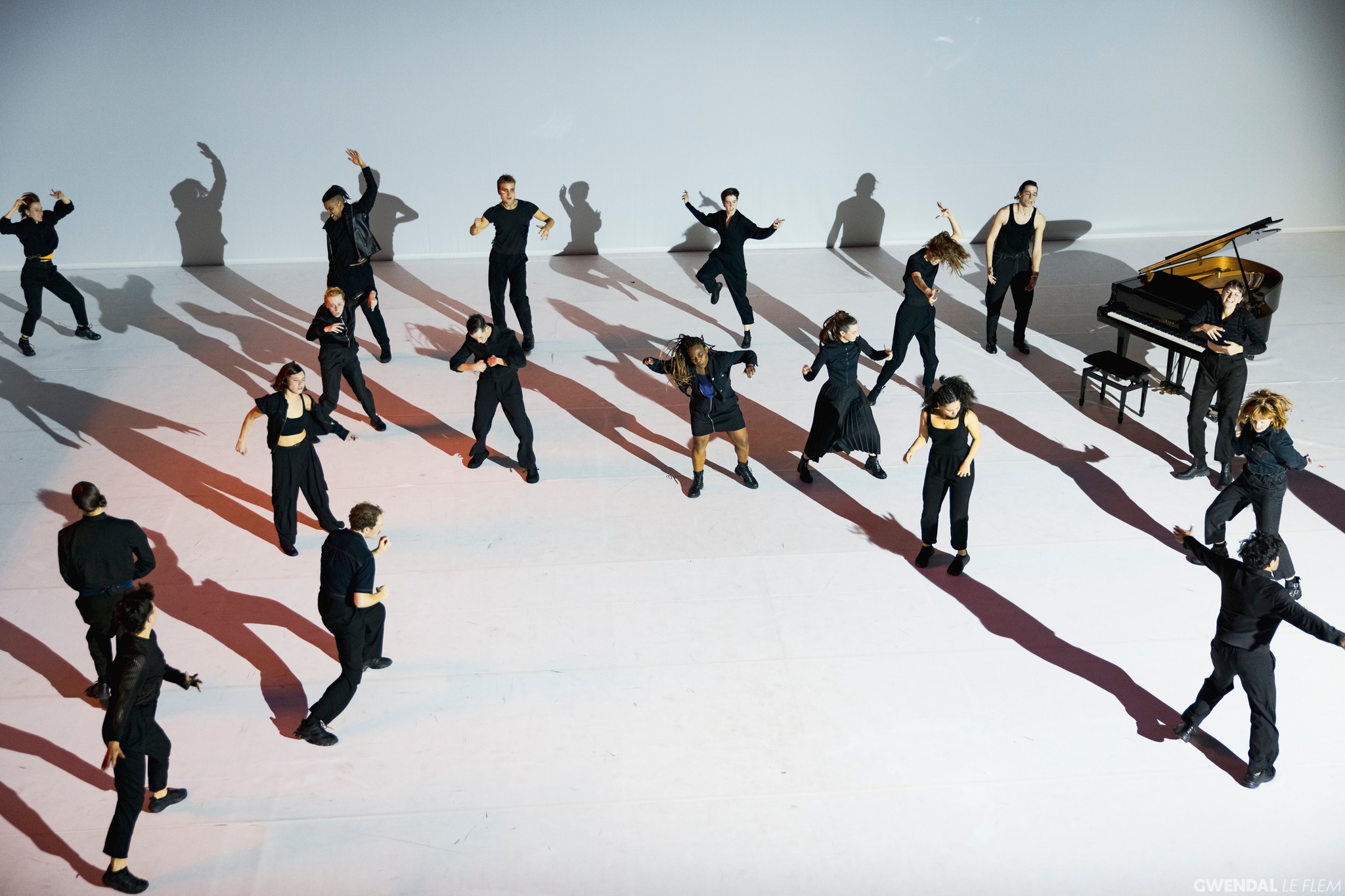 Skats no Bretaņas Nacionālā teātra augstskolas aktierkursa diplomdarba izrādes "Sapņotāji #2" (rež. Paskāls Rambērs) // Foto –  Gwendal Le Flem