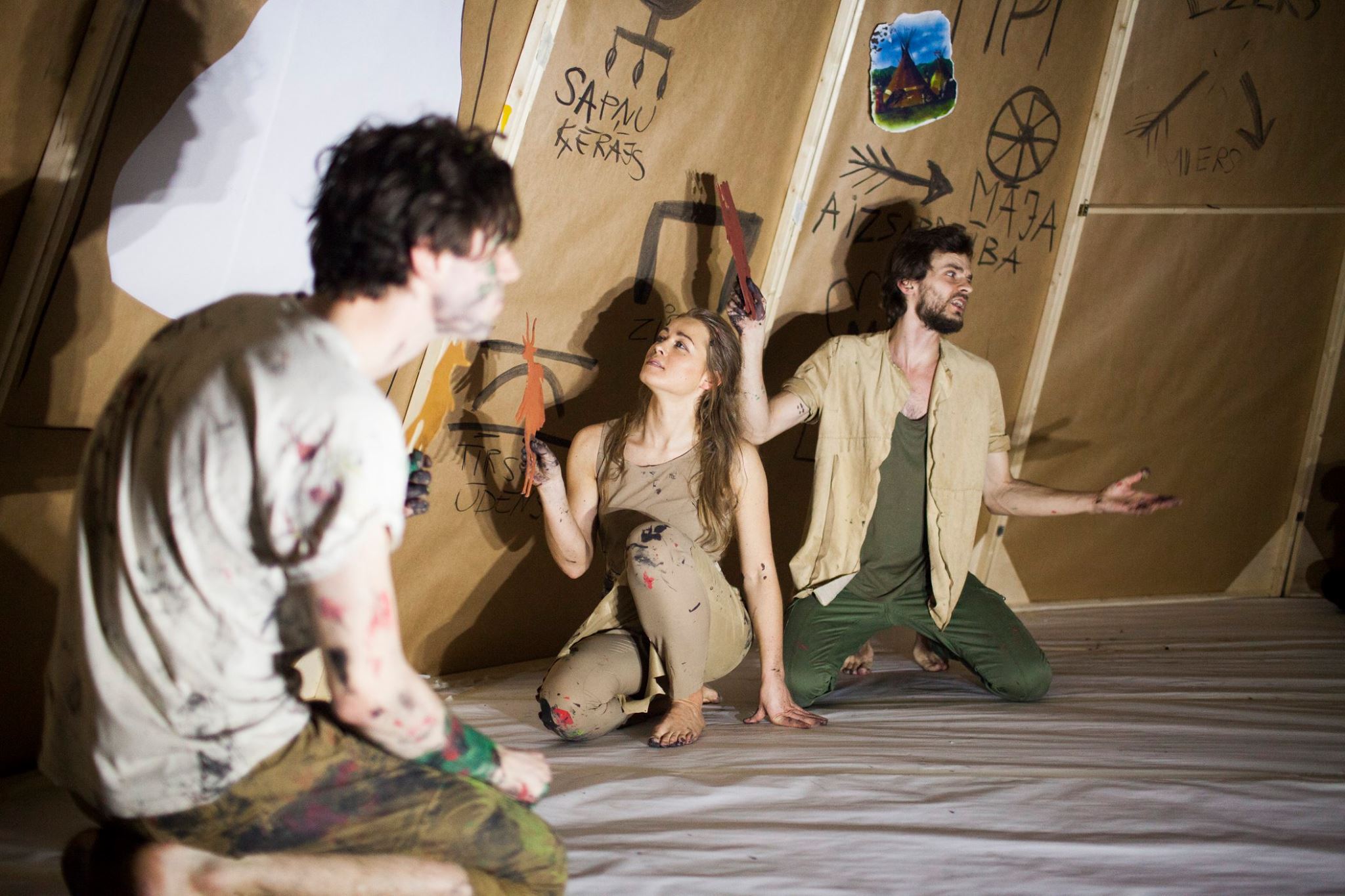 Skats no Rēzeknes teātra "Joriks" izrādes “Drebošā telts” (2017, rež. I. Tropa-Fišere) // Publicitātes foto