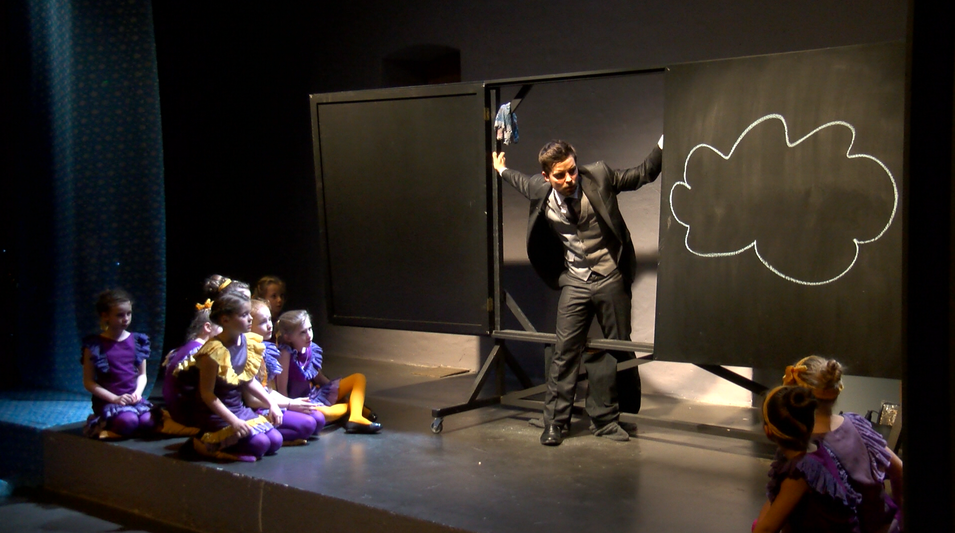 Skats no "Zīmējumu teātra" izrādes "Dāsnumātika" // Publicitātes foto