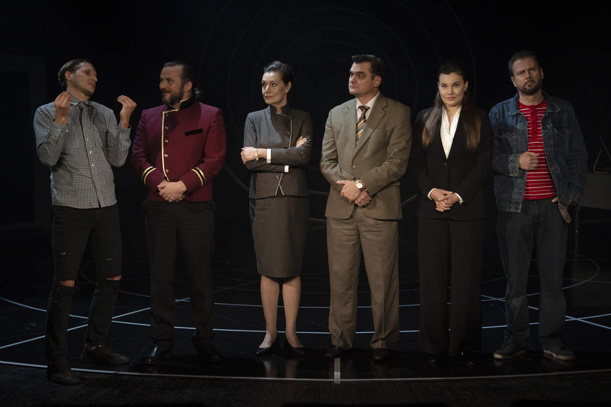 Skats no Dailes teātra izrādes "Krietnā puiša rituāla nokaušana" // Foto – Marko Rass