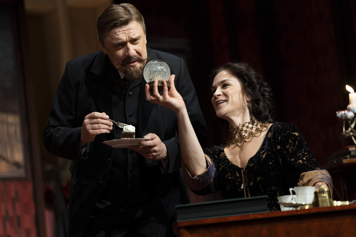 Skats no DT izrādes "Leopoldštate" (rež. Džons Malkovičs) // Foto – Marko Rass