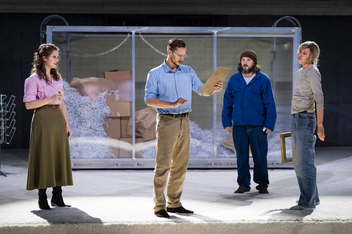 Skats no Dailes teātra izrādes "Nachtland". No kreisās: Judīte – Milēna Miškēviča, Filips – Niklāvs Kurpnieks, Fabians – Gints Grāvelis, Nikola – Katrīna Griga // Foto – Marko Rass