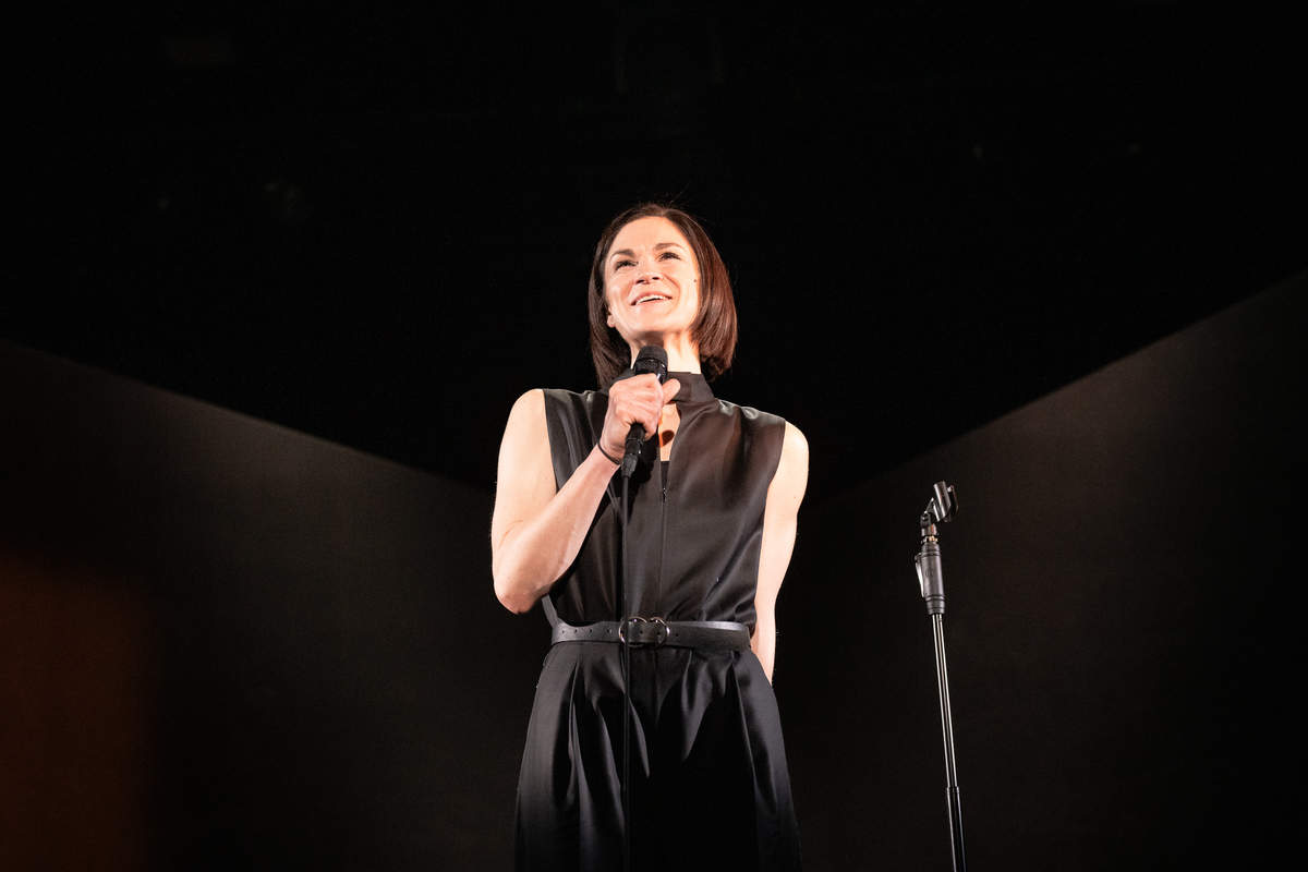 Ilze Ķuzule-Skrastiņa izrādē "Visas viņas" // Foto – Mārcis Baltskars