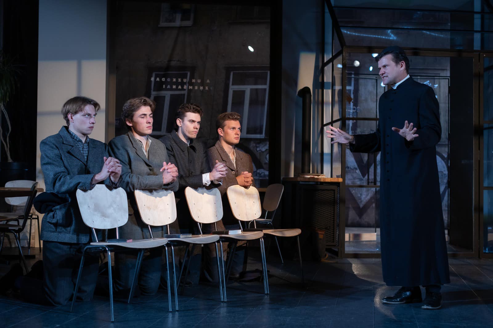 Skats no izrādes "Dublinieši miera ielā" // Foto – Jānis Deinats