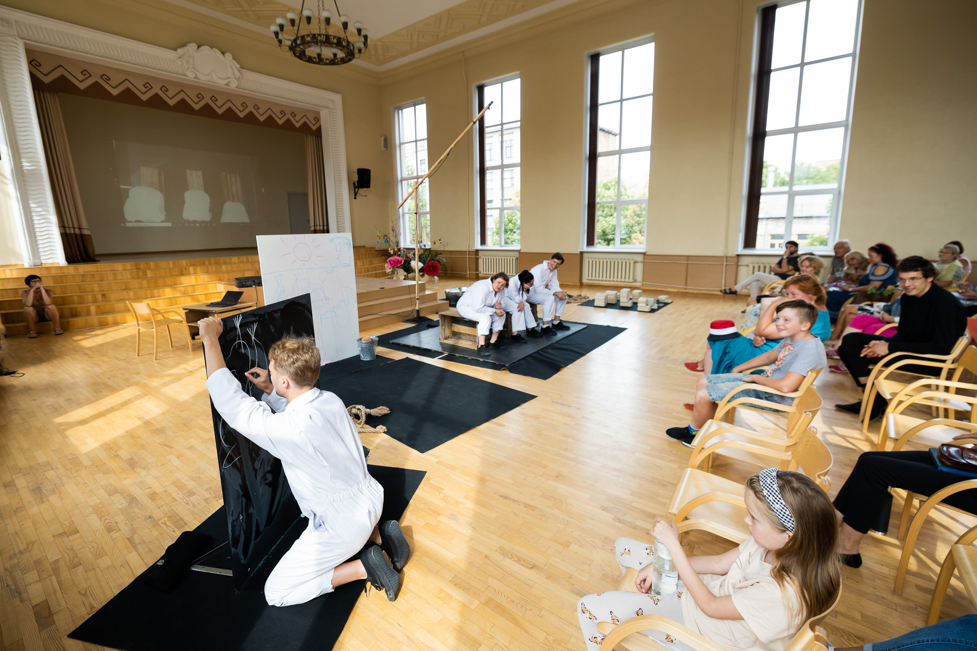 Skats no Cēsu Mazā teātra viesizrādes "Dullais" Rīgas 13. vidusskolā "Skolas somas" programmas ietvaros (2022) // Foto – Reinis Oliņš