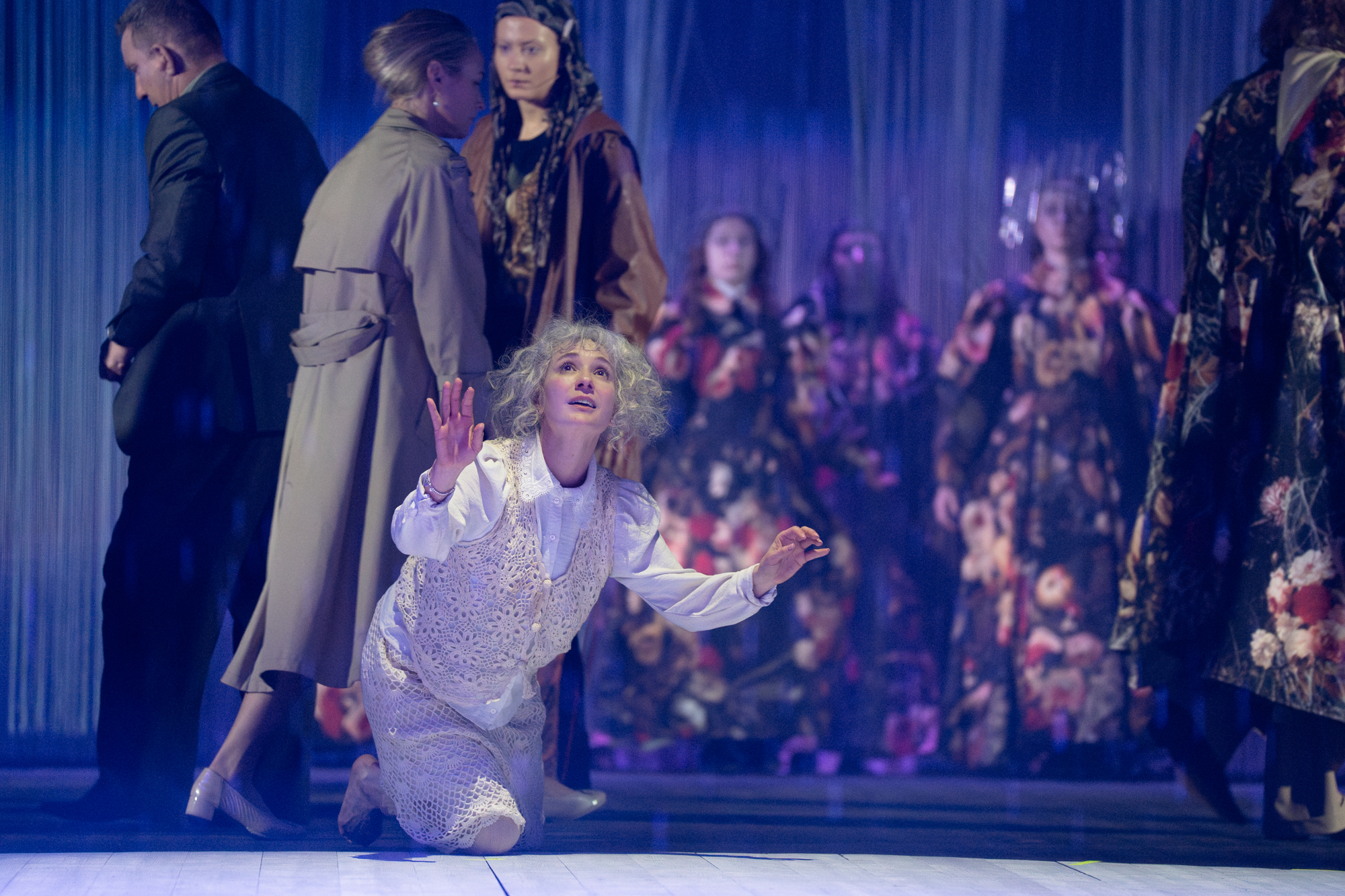 Skats no izrādes "Dzen savu arklu pār mirušo kauliem" // Foto – Marko Rass