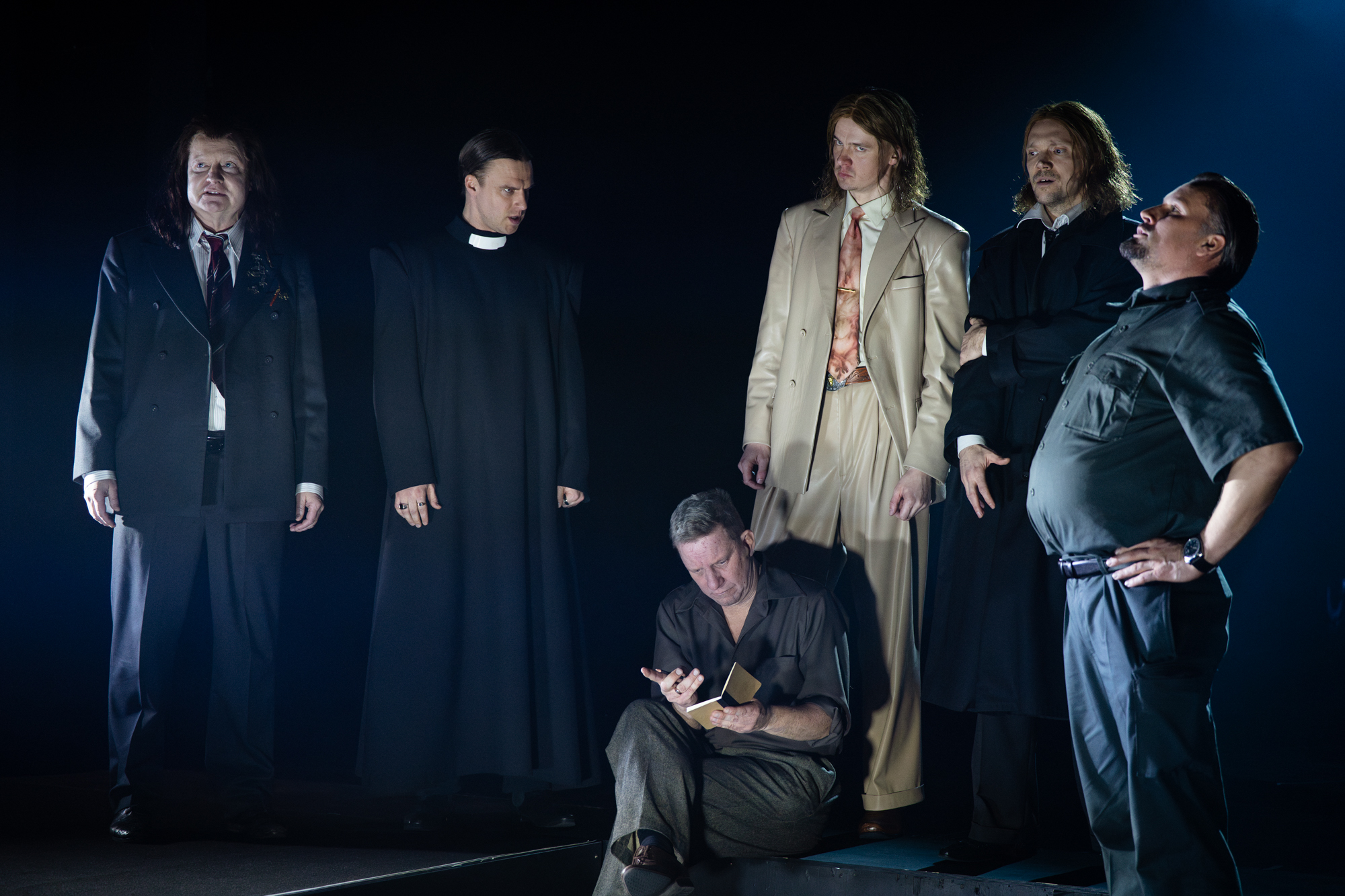 Skats no izrādes "Dzen savu arklu pār mirušo kauliem" // Foto – Marko Rass