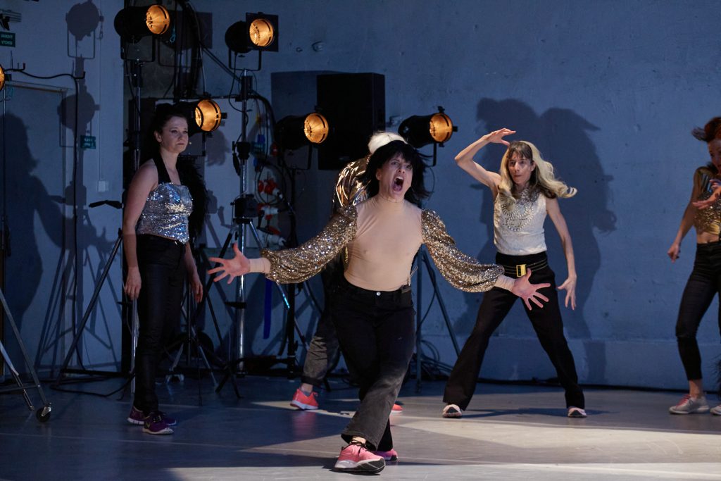 Skats no "Studio Hrdinu" kustību izrādes “Tik ilgi, kamēr mēs dejojam” // Foto – Michal Ureš 